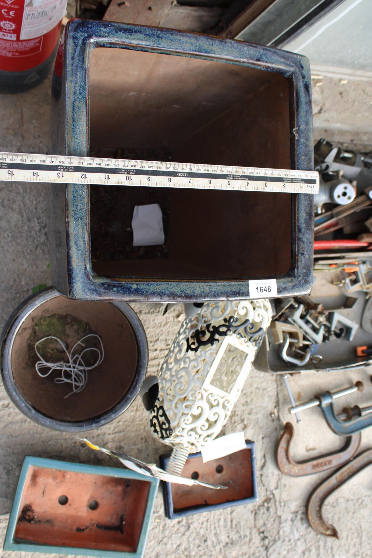AN ASSORTMENT OF GARDEN ITEMS TO INCLUDE GLAZED PLANTERS AND A METAL COW ETC - Image 4 of 4