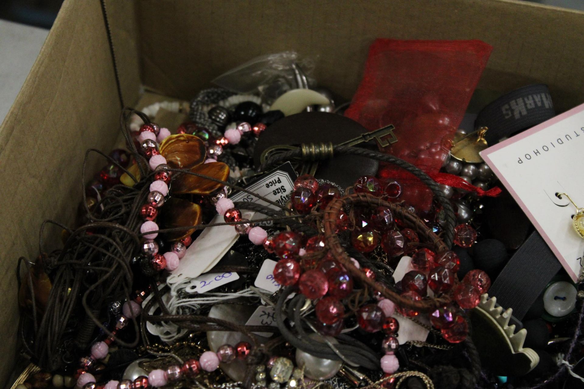 A QUANTITY OF COSTUME JEWELLERY TO INCLUDE NECKLACES, ETC - Bild 5 aus 6