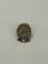 A HALLMARKED 9CT GOLD DIAMOND AND SAPPHIRE 'FODEN' BADGE WEIGHT GROSS WEIGHT 4.45G