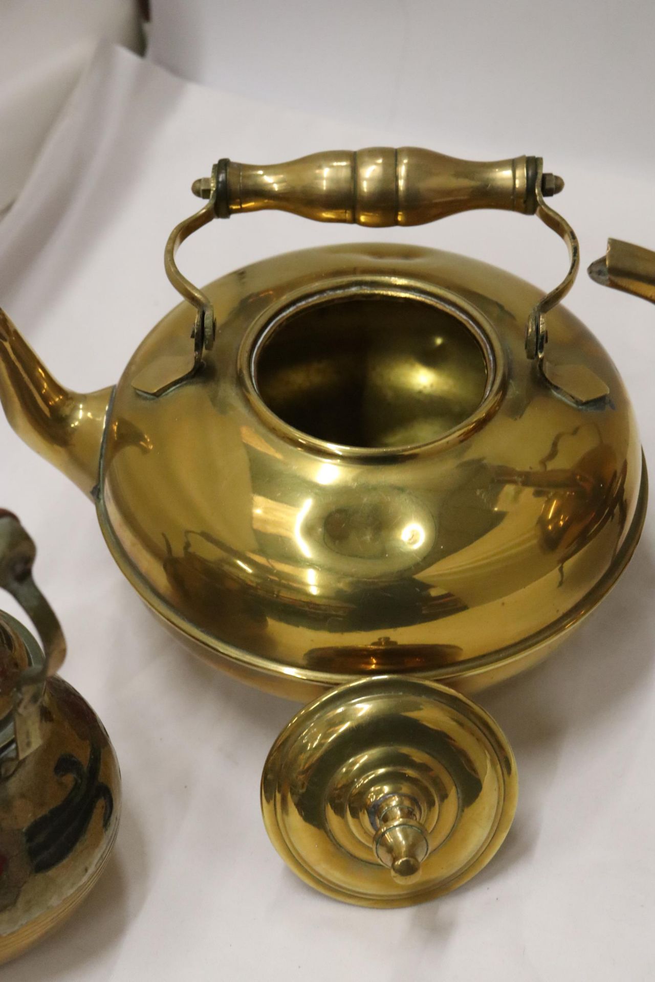 TWO BRASS KETTLES, A CLOISONNE KETTLE AND A TRIVET - Image 7 of 8