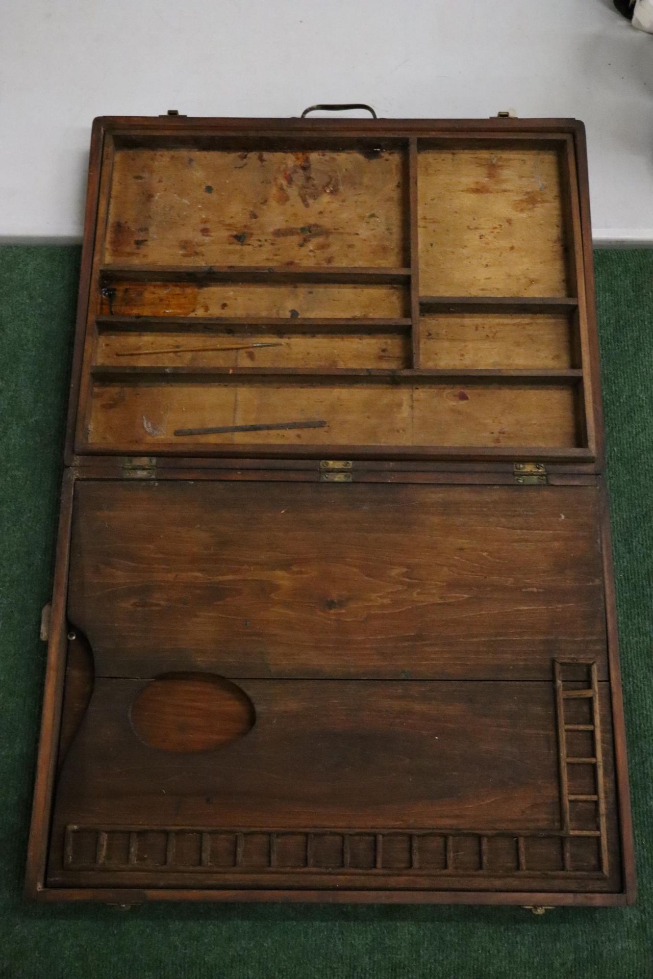 A VINTAGE ARTISTS PALETTE AND PAINT TRAY IN A WOODEN CASE - Image 3 of 9