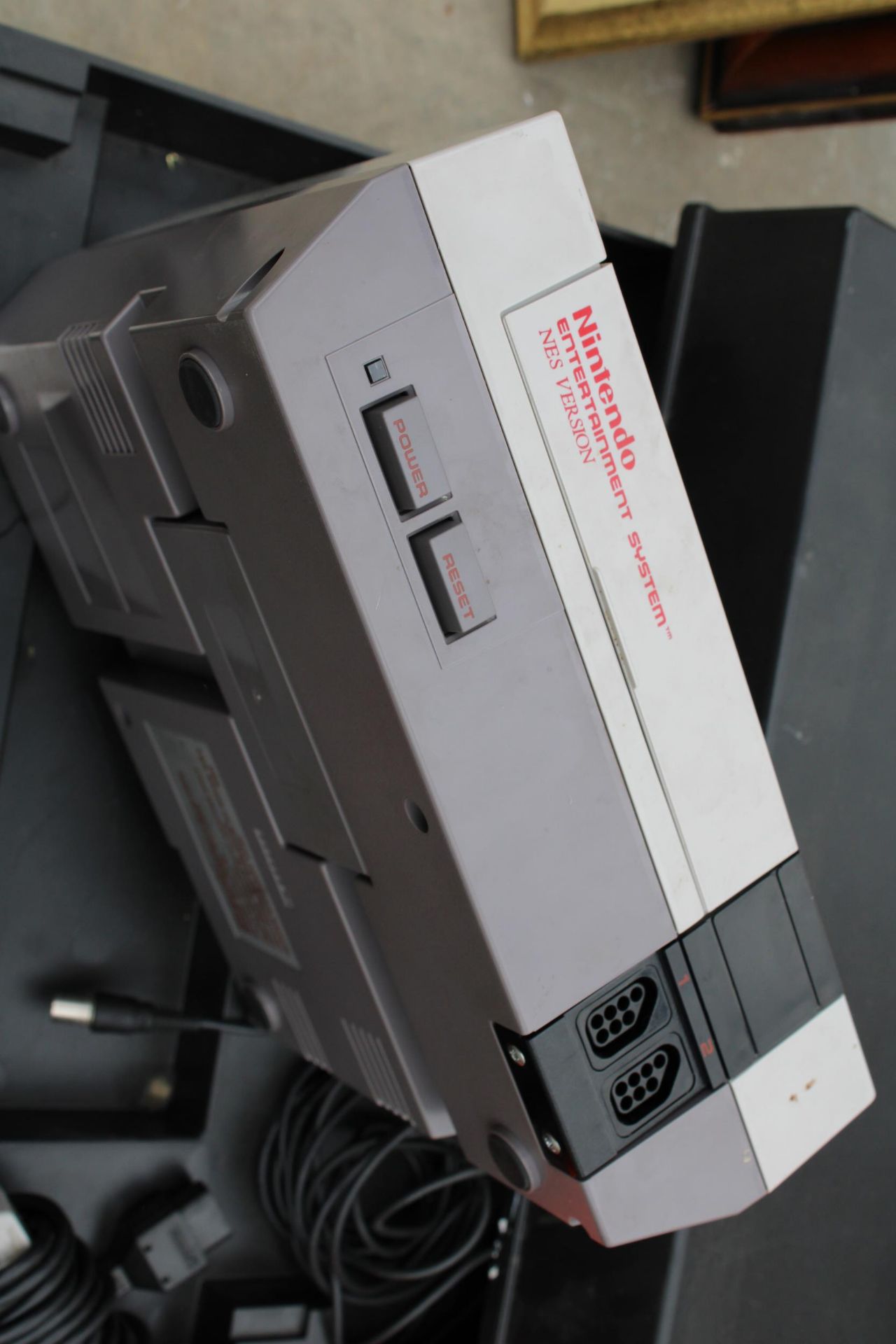 A NINTENDO ENTERTAINMENT SYSTEM GAMES CONSOLE WITH CONTROLLERS AND TWO GAMES - Bild 3 aus 4