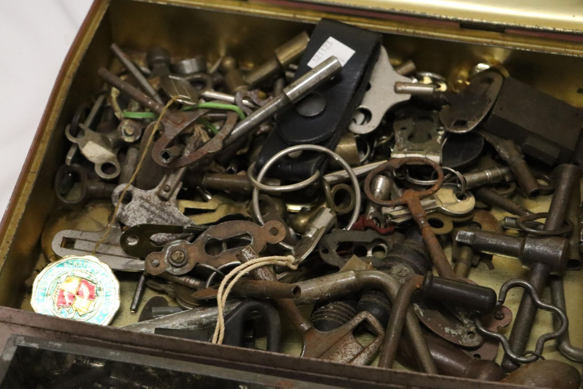 A LARGE QUANTITY OF VINTAGE FURNITURE AND CLOCK KEYS - Image 10 of 10