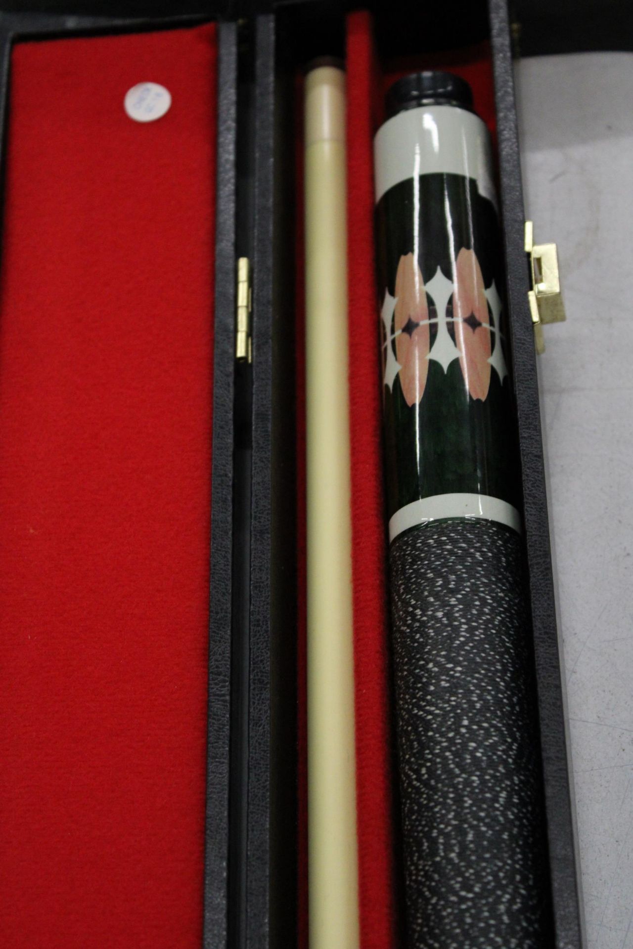 A DECORATIVE POOL CUE IN A HARD CASE - Image 4 of 5