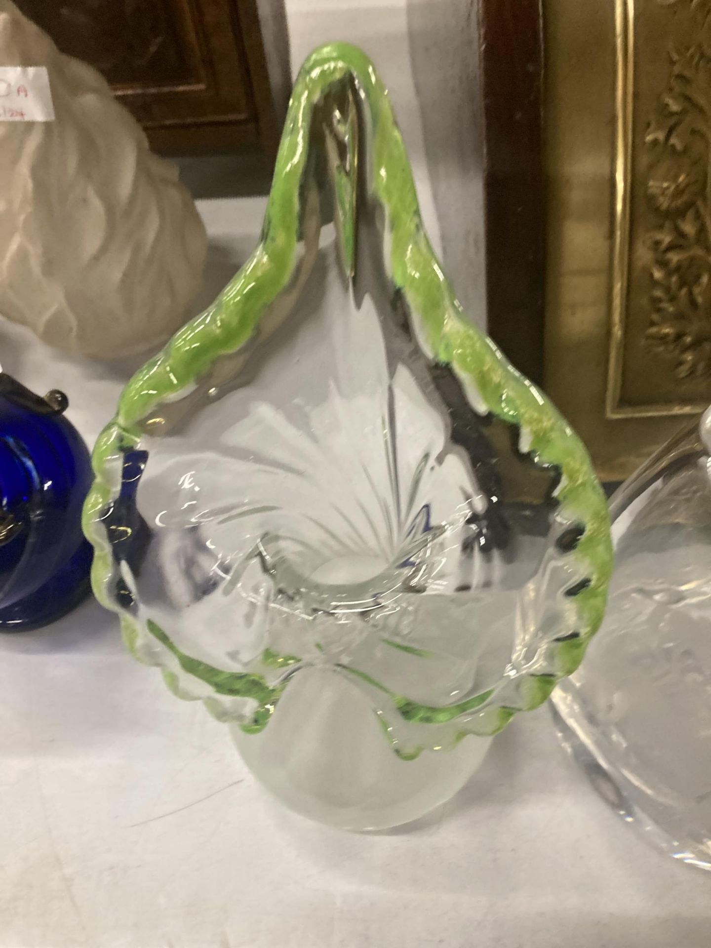 TWO GLASS VASES TO INCLUDE ONE WITH AN ENGRAVING OF HORSES PLUS AN ART GLASS VASE - Bild 2 aus 3