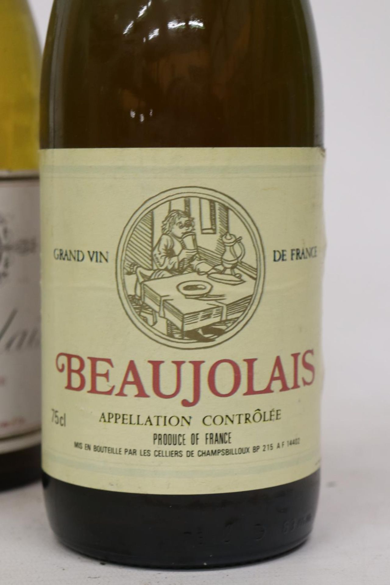 A VINTAGE BOTTLE OF 1978 BEAUJOLAIS WHITE WINE PRODUCT OF FRANCE TOGETHER WITH A WHITE BOTTLE OF - Bild 2 aus 6