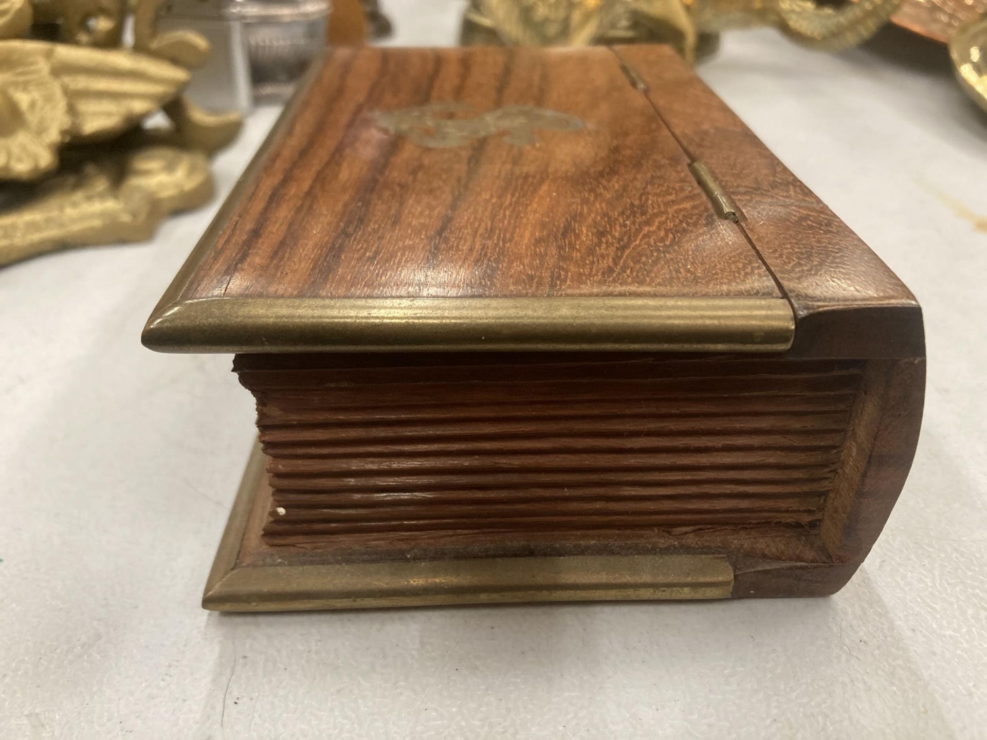 A MAHOGANY BOX IN THE SHAPE OF A BOOK WITH BRASS EDGES AND AN ANCHOR MOTIF TO THE LID - Image 3 of 3