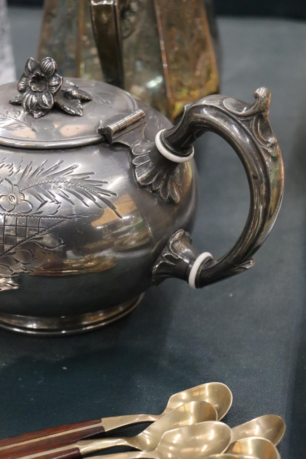 TWO SILVER PLATE ANTIQUE FOOTED ORNATE TEAPOTS ONE WITH FLOWER FINIAL THE OTHER STAMPED 1752 - Bild 12 aus 12