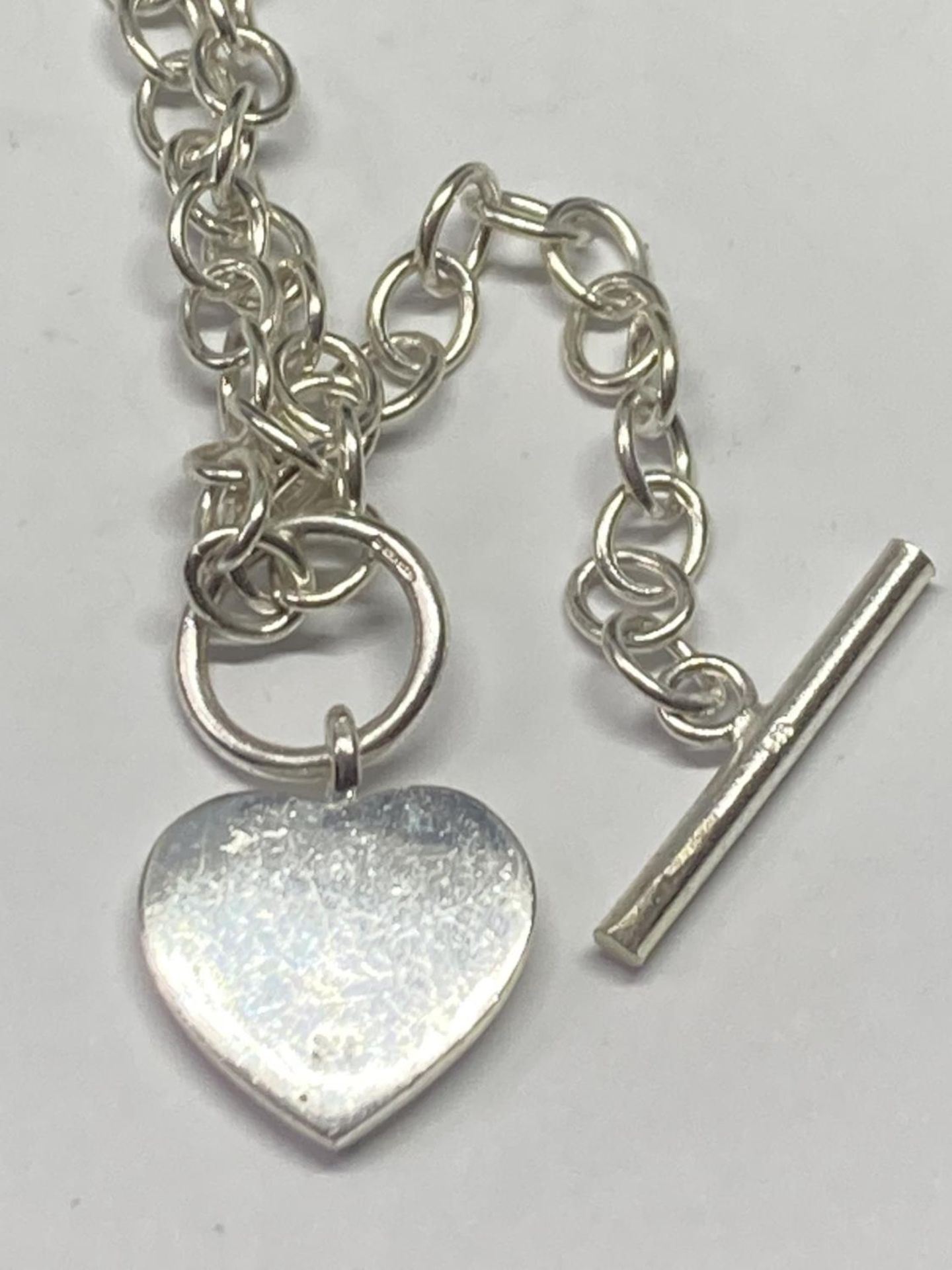 A SILVER T BAR NECKLACE WITH HEART CHARM LENGTH 18" - Image 3 of 3