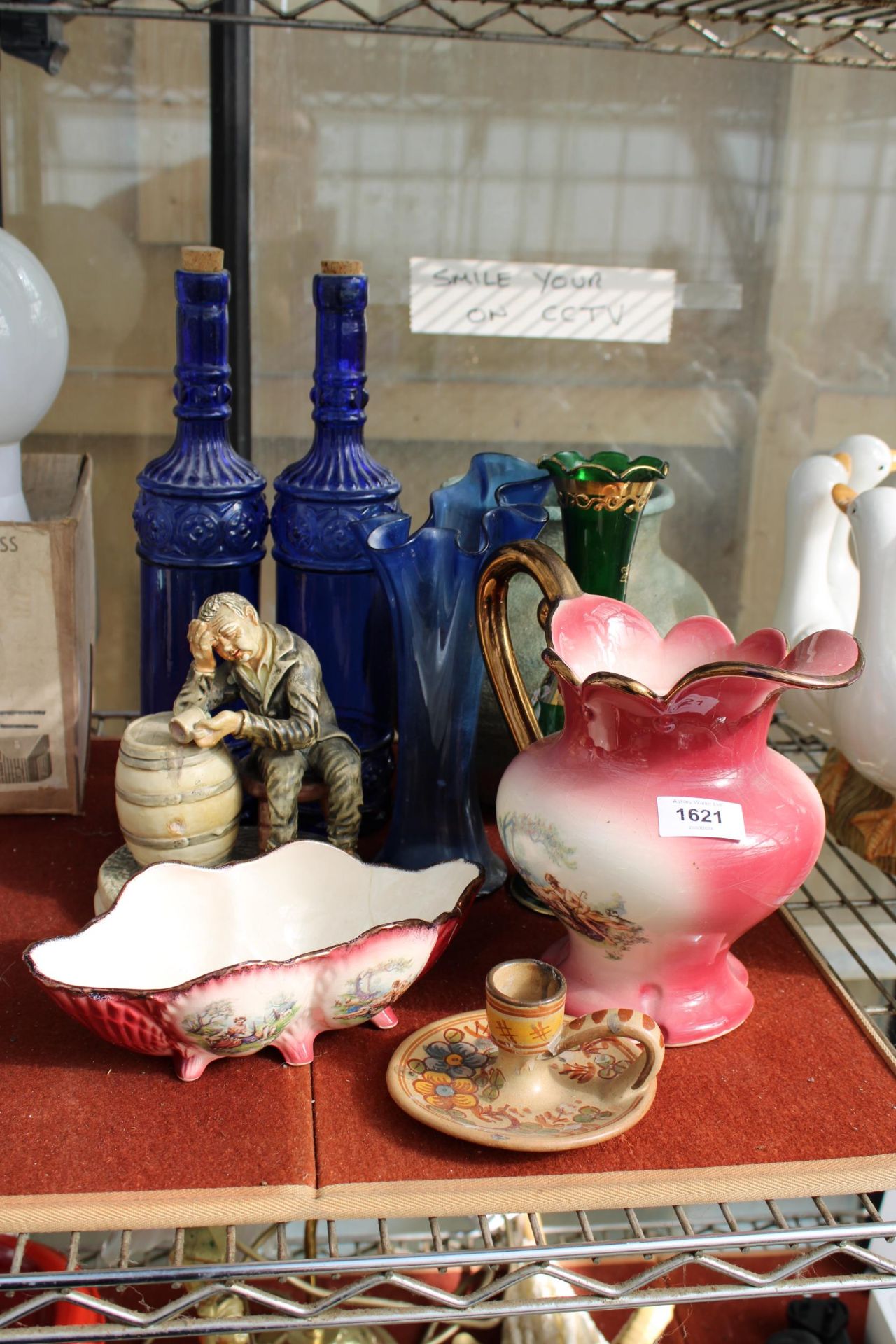 AN ASSORTMENT OF GLASS AND CERAMIC ITEMS TO INCLUDE BOTTLES, VASES AND A JUG ETC