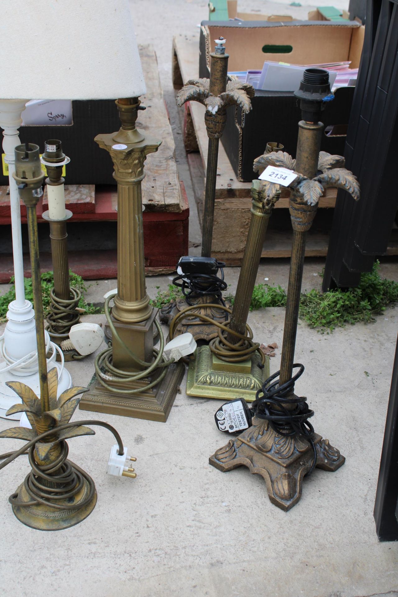 AN ASSORTMENT OF VARIOUS DECORATIVE TABLE LAMPS - Image 2 of 2