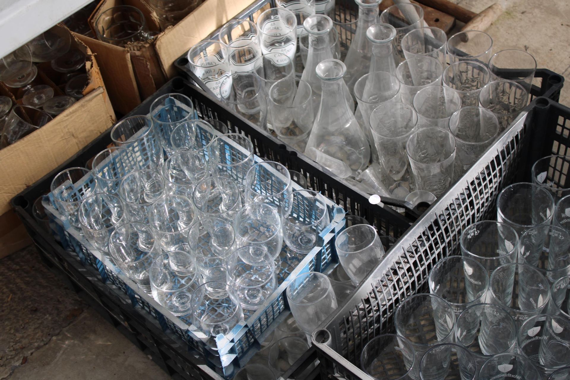 A LARGE ASSORTMENT OF BRANDED AND UNBRANDED PUB GLASSES - Image 2 of 4