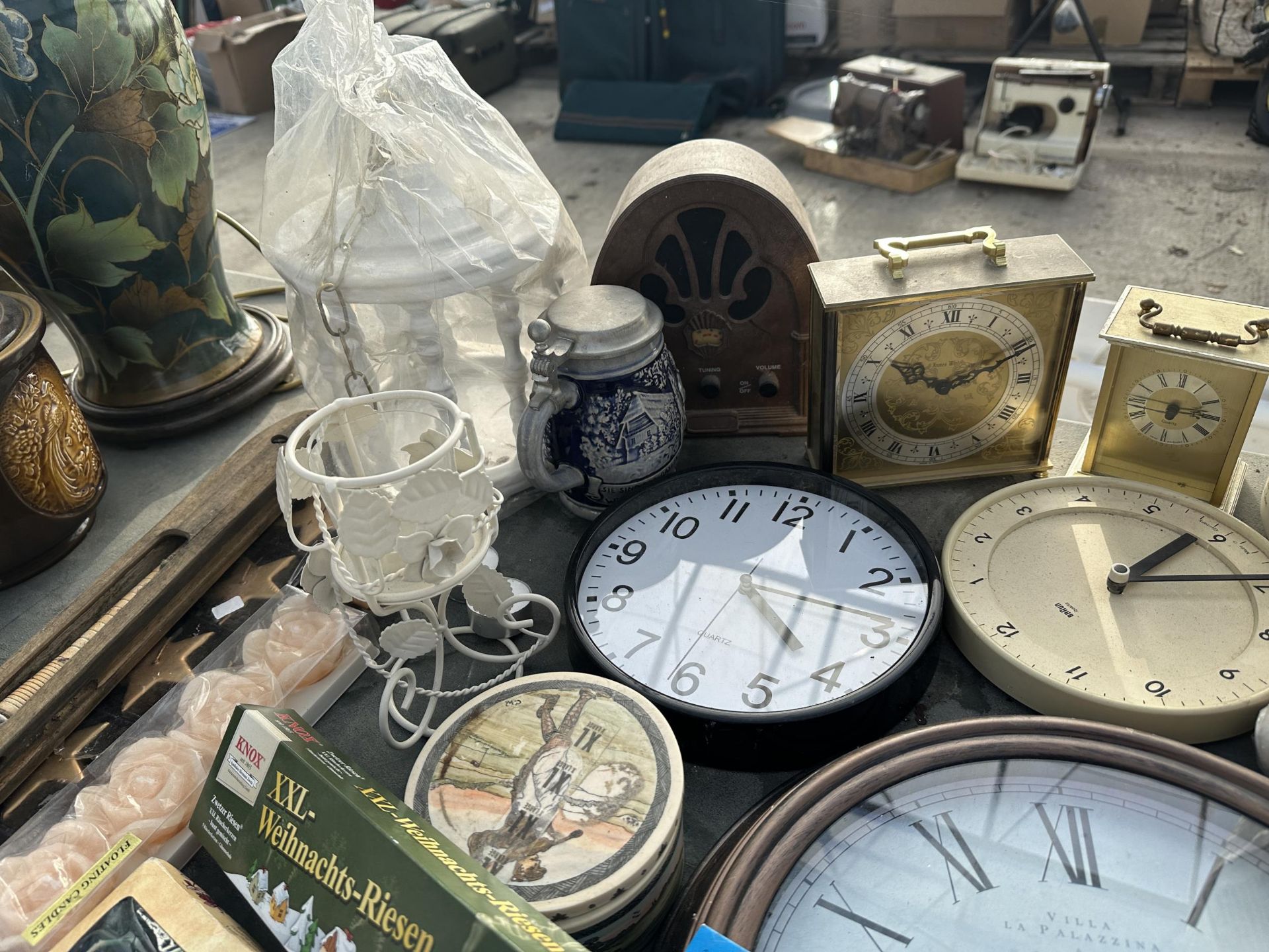 AN ASSORTMENT OF ITEMS TO INCLUDE CLOCKS, CANDLES AND CERAMICS ETC - Image 3 of 4