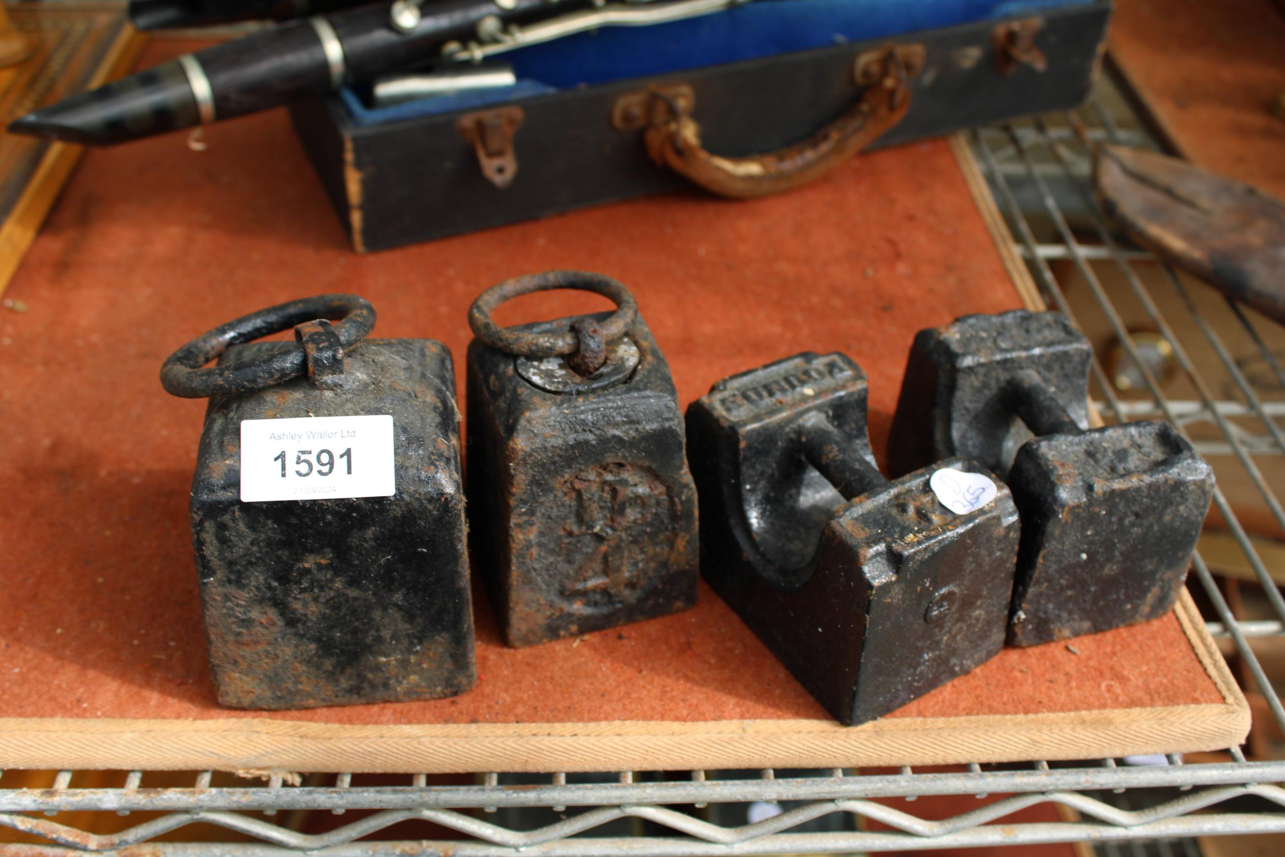 AN ASSORTMENT OF VINTAGE CAST IRON WEIGHTS