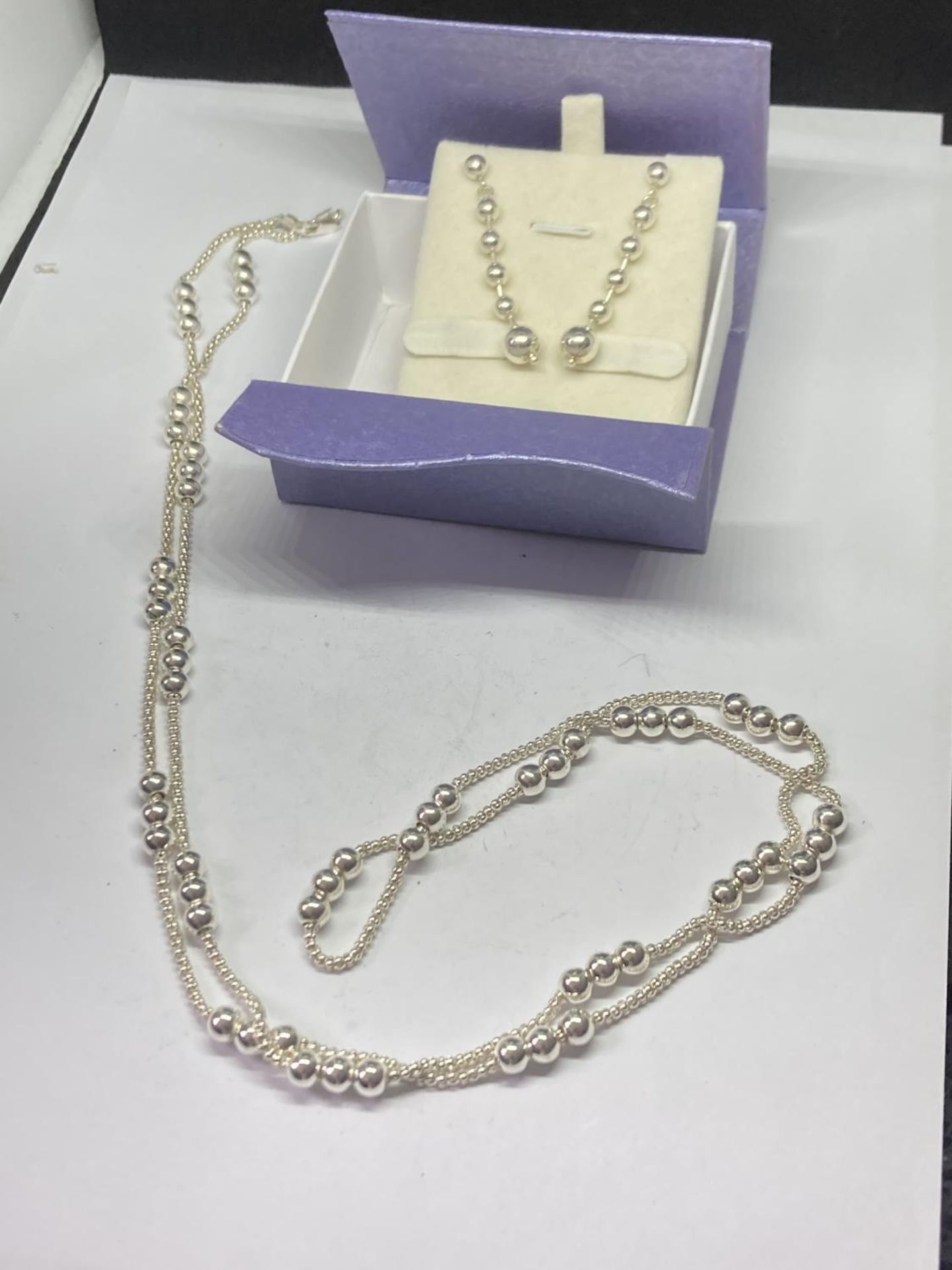 A SILVER NECKLACE AND EARRINGS SET