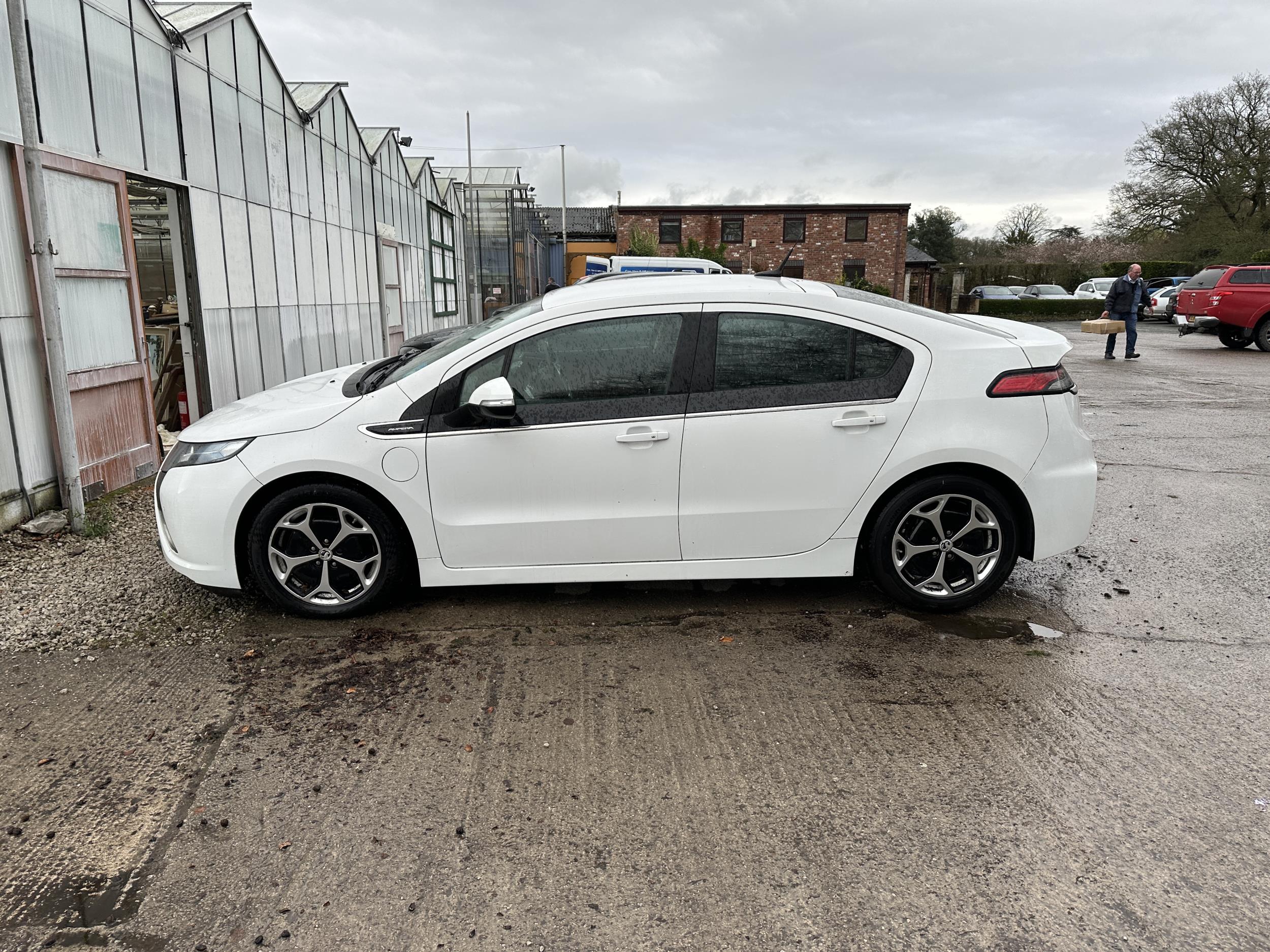 A VAUXHALL AMPERA ELECTRON 5 DOOR HATCHBACK HYBRID, DATE OF FIRST REGISTRATION 11/06/2012. - Image 6 of 16