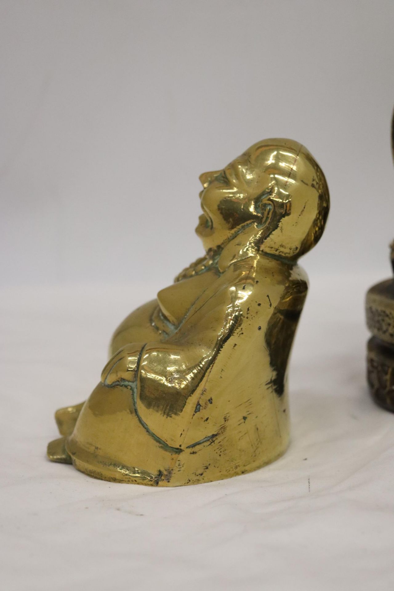 A LARGE RESIN LAUGHING BHUDDA TOGETHER WITH A SMALL BRASS LAUGHING BHUDDA - Bild 4 aus 7