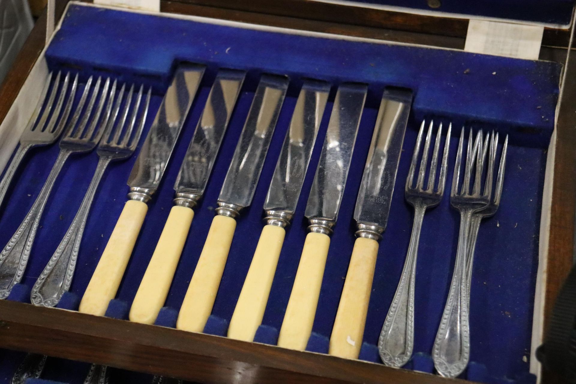A QUANTITY OF BOXED VINTAGE FLATWARE TO INCLUDE A HORN HANDLED CARVING SET, A CRUET SET, ETC - 7 - Image 18 of 18