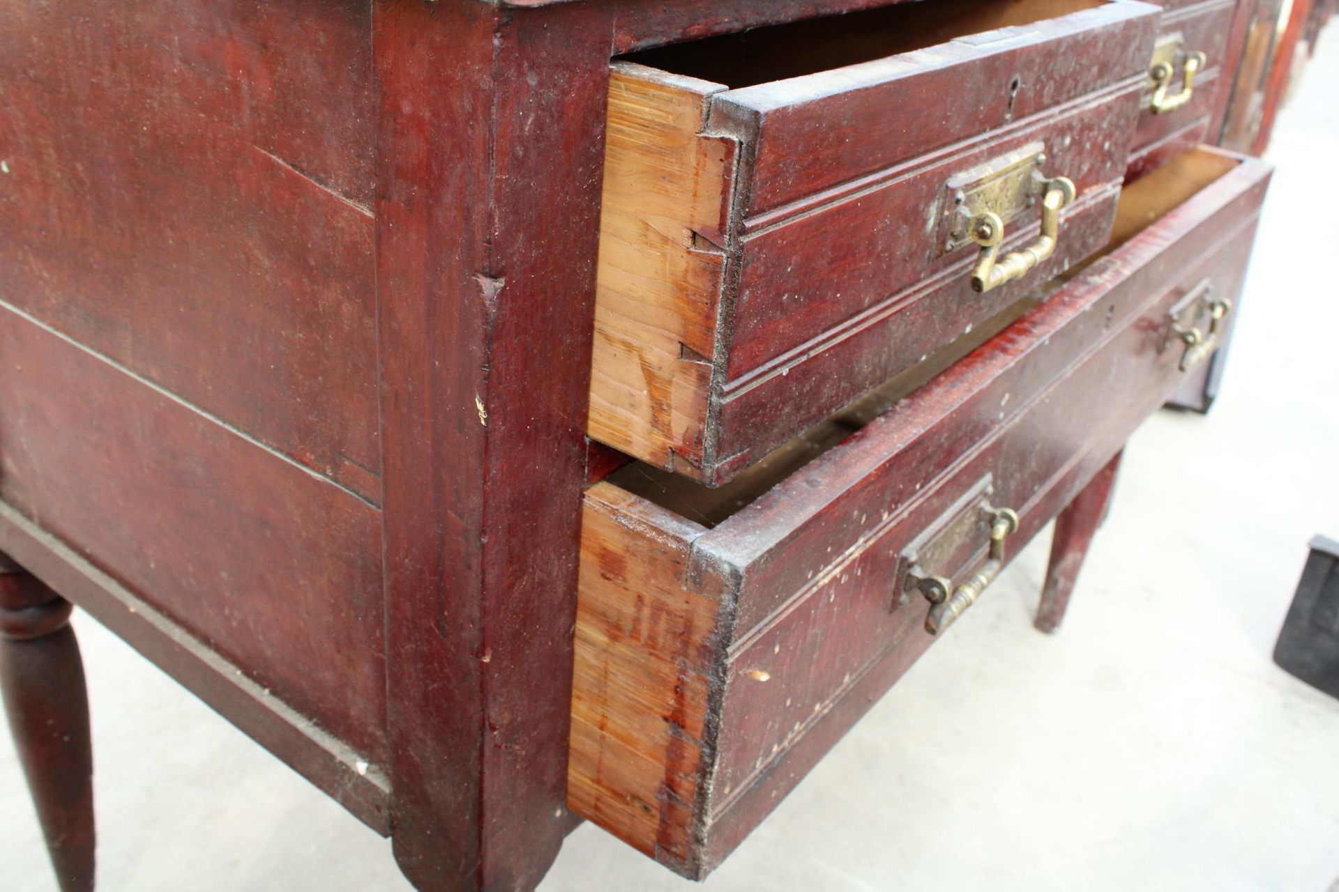 A LATE VICTORIAN CHEST OF TWO SHORT AND ONE LONG DRAWER BEARING MEYNELL (NORTHAMPTON) CABINET MAKERS - Bild 3 aus 3