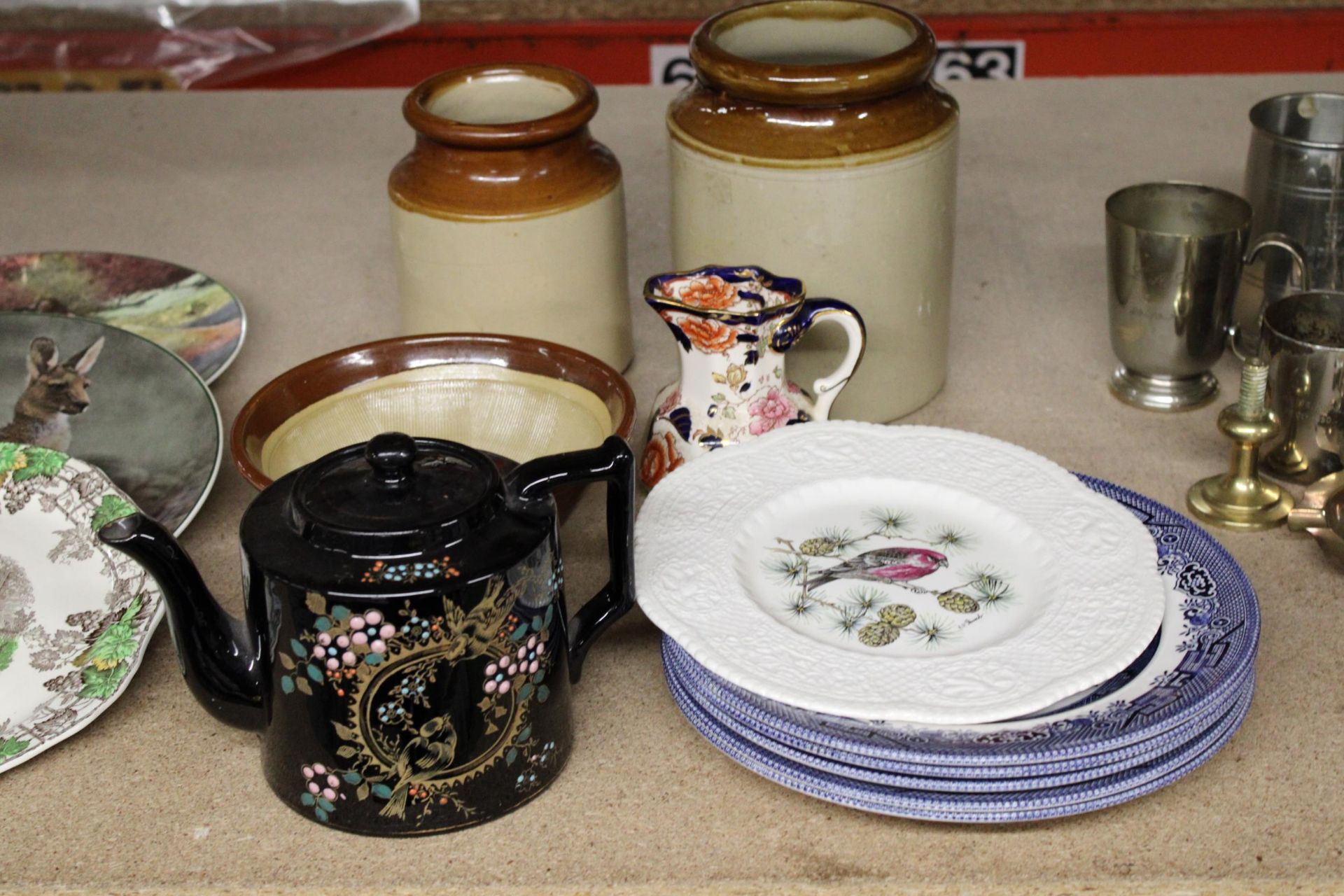 A QUANTITY OF CERAMICS TO INCLUDE A VINTAGE BLACK TEAPOT, STONEWARE JARS AND A BOWL, A MASON'S '