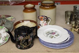 A QUANTITY OF CERAMICS TO INCLUDE A VINTAGE BLACK TEAPOT, STONEWARE JARS AND A BOWL, A MASON'S '