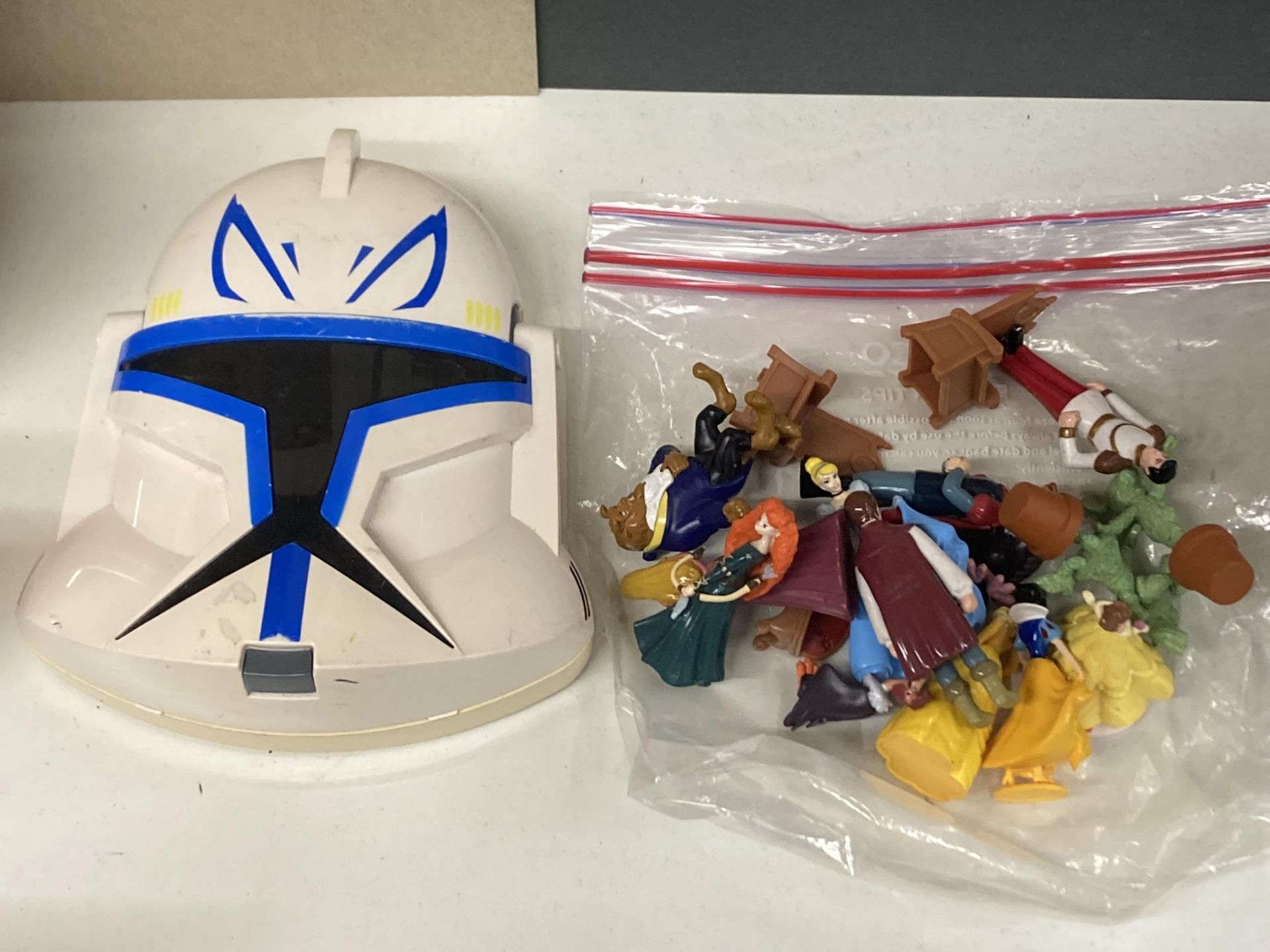 VARIOUS FIGURES TO INCLUDE A STAR WARS, THE CLONE WARS, CAPTAIN REX COMPUTER, PLUS A COLLECTION OF