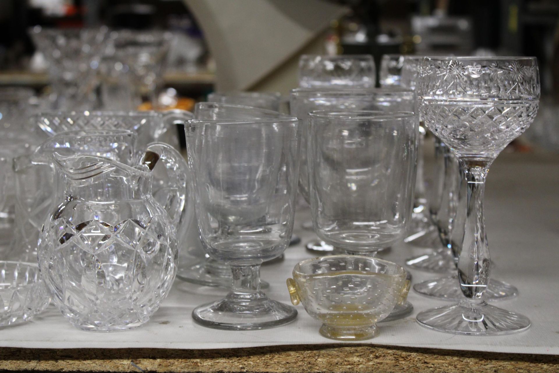 A LARGE COLLECTION OF GLASSWARE TO INCLUDE DESSERT DISHES, JUGS, WINE GLASSES ETC - Image 4 of 6