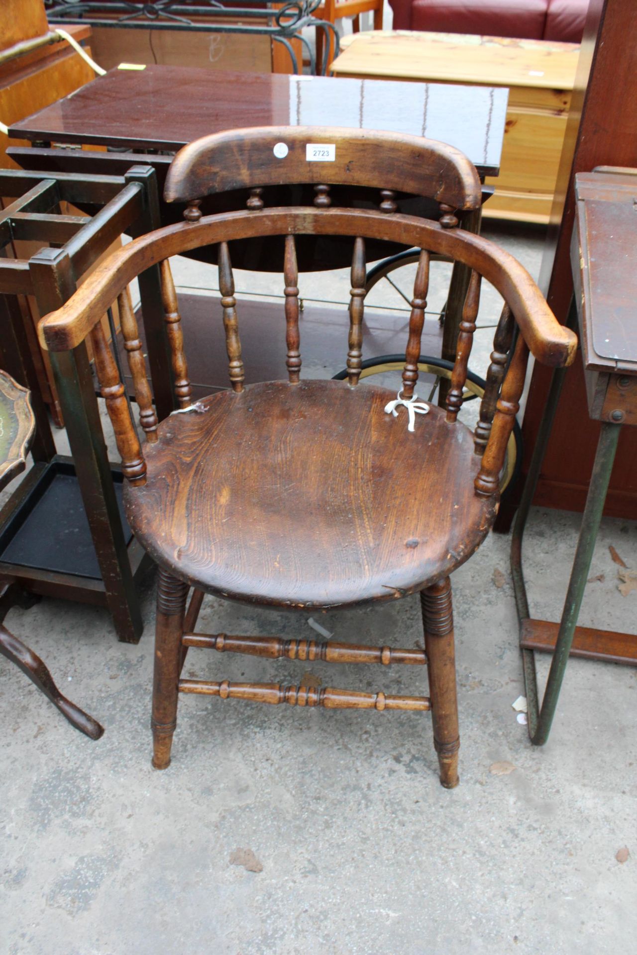 AN EARLY 20TH CENTURY ELM AND BEECH ELBOW CHAIR WITH TURNED UPRIGHTS AND STRETCHERS