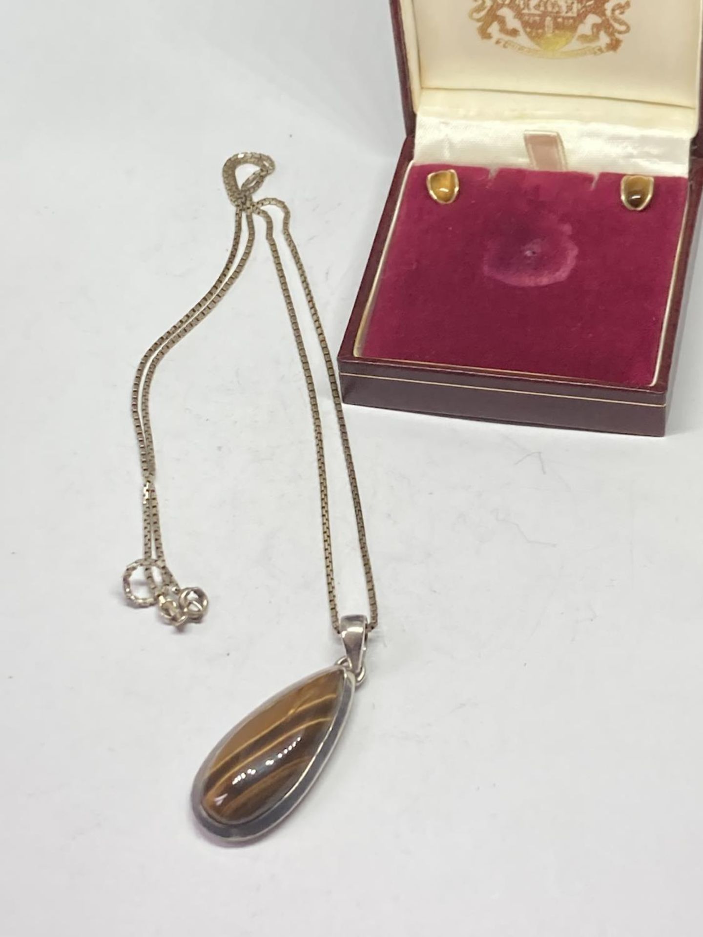 A SILVER TIGERS EYE NECKLACE AND EARRINGS SET IN A PRESENTATION BOX