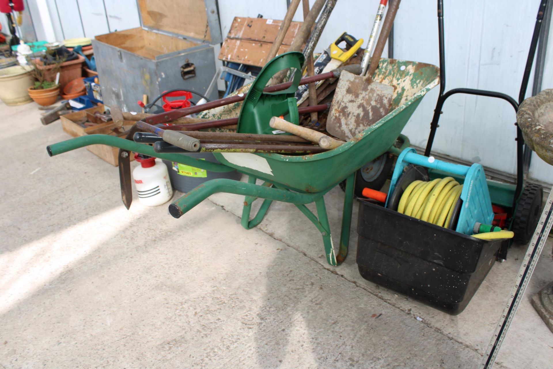 AN ASSORTMENT OF GARDEN TOOLS TO INCLUDE A HOSE PIPE, A PUSH MOWER AND A WHEEL BARROW ETC - Image 2 of 4