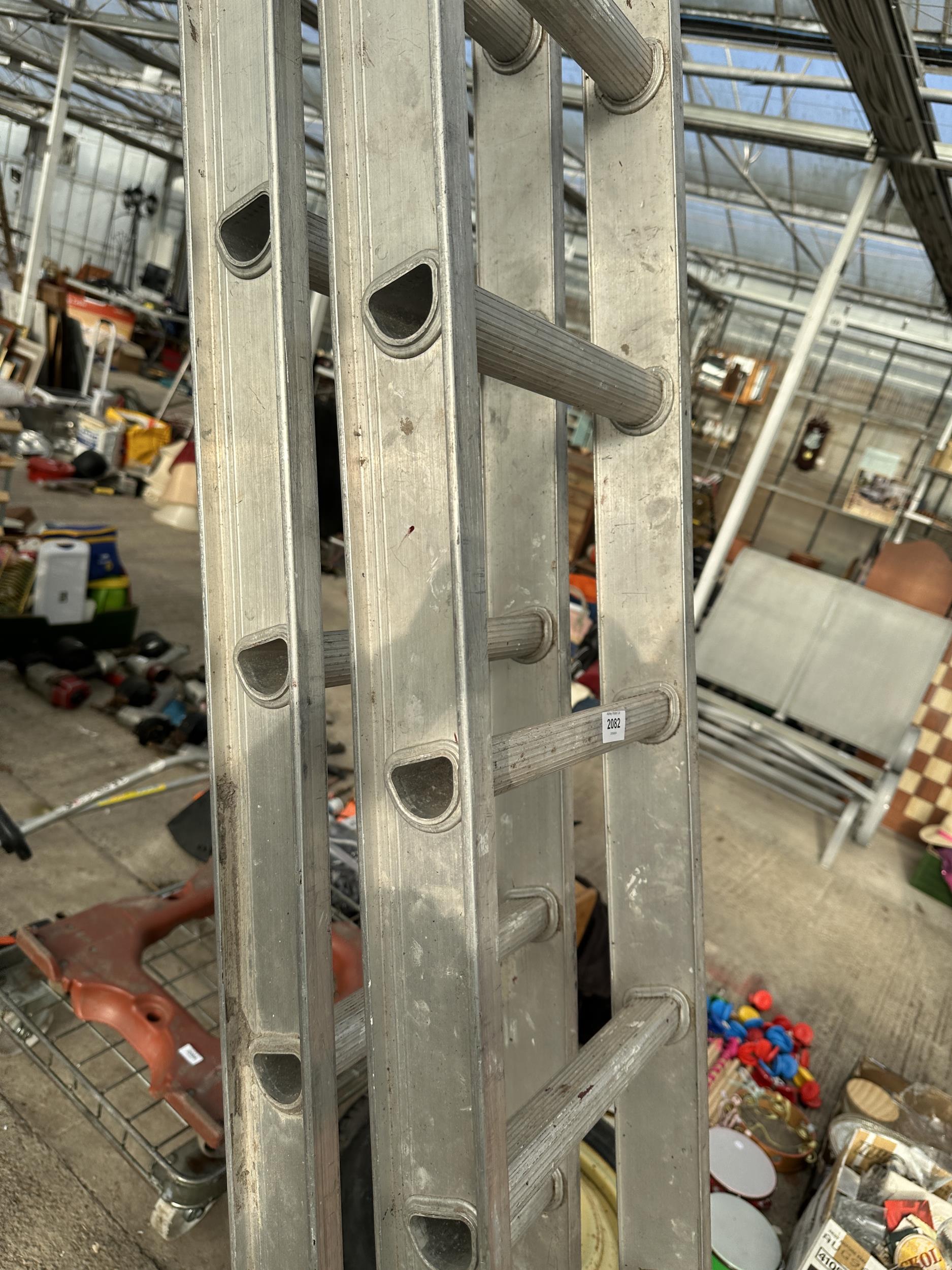 AN ALUMINIUM TWO SECTION 28 RUNG EXTENDING LADDER - Image 2 of 2