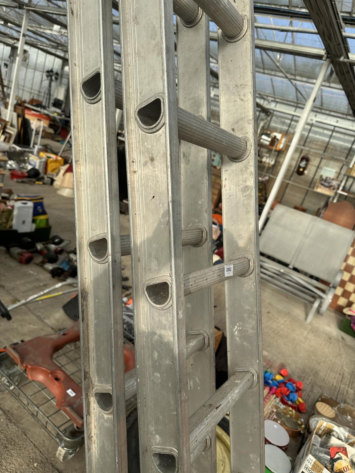 AN ALUMINIUM TWO SECTION 28 RUNG EXTENDING LADDER - Image 2 of 2