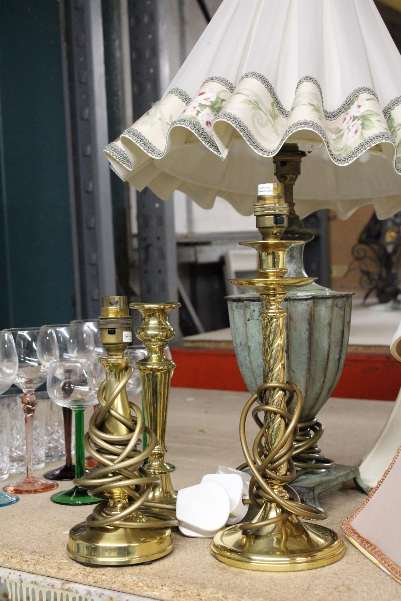 A HEAVY METAL TABLE LAMP WITH CREAM AND FLORAL SHADE, PLUS THREE BRASS TABLE LAMPS AND FOUR SHADES - Image 2 of 5
