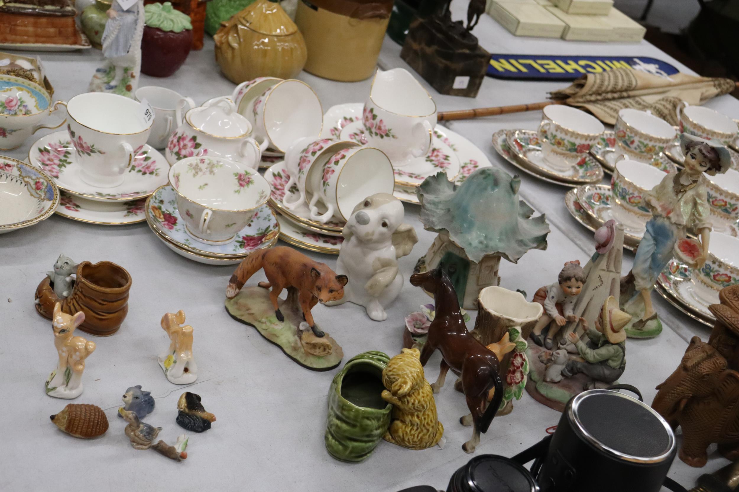 A COLLECTION OF CERAMIC ANIMALS AND FIGURES TO INCLUDE A SYLVAC DOG WITH SLIPPER, CONTINENTAL - Image 11 of 12