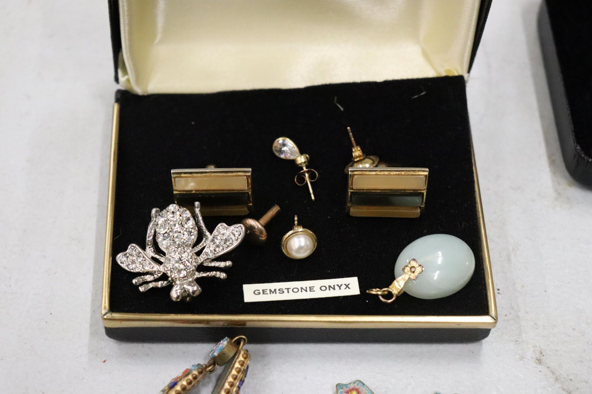 A QUANTITY OF COSTUME JEWELLERY TO INCLUDE BRACELETS, BOXED CUFFLINKS, A WATCH, PENKNIFE, ETC - Image 2 of 9