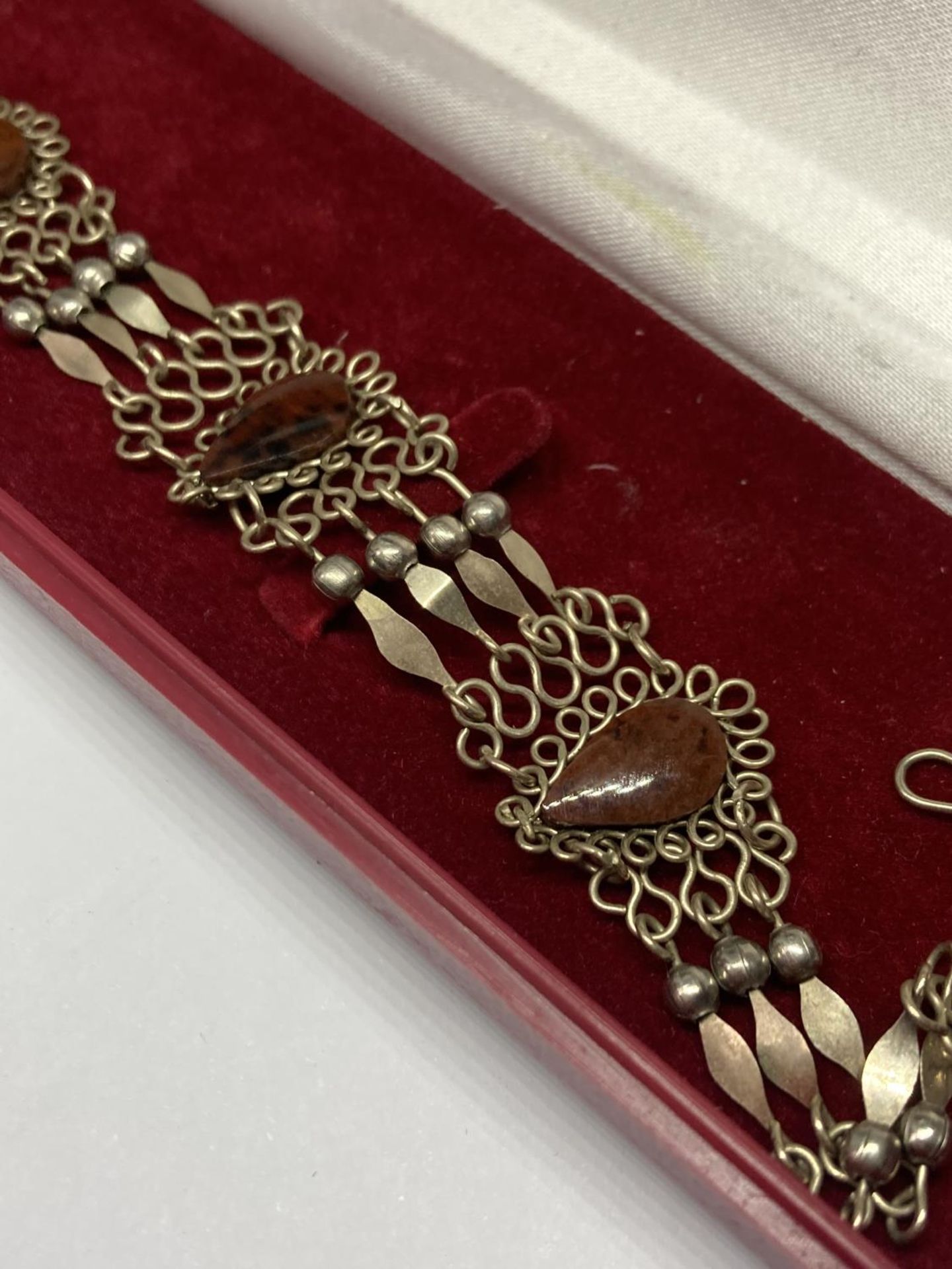 A LOW GRADE SILVER NECKLACE IN A PRESENTATION BOX - Image 2 of 3