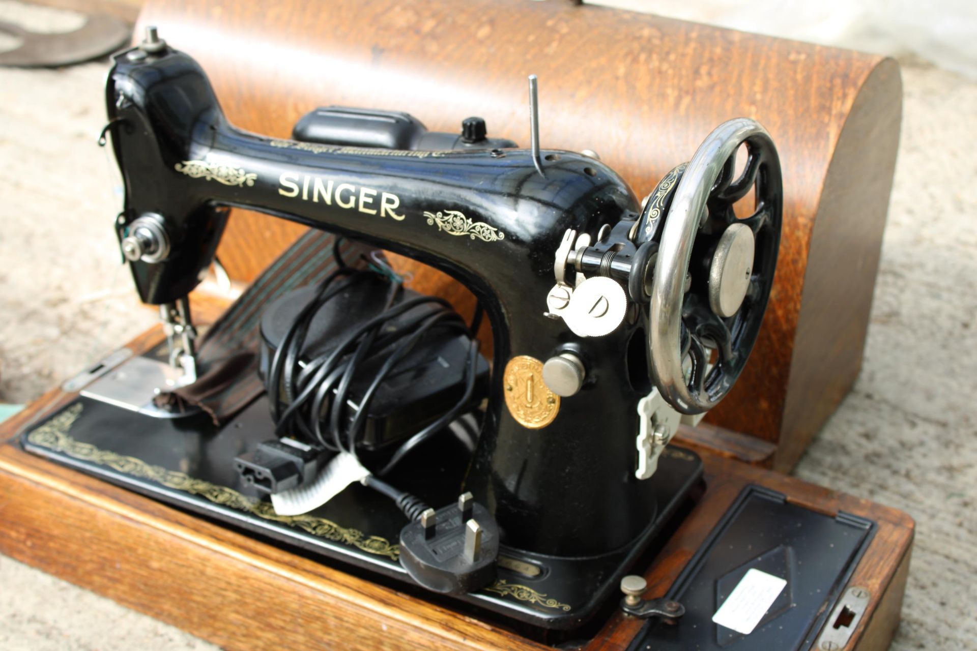A VINTAGE SINGER SEWING MACHINE WITH WOODEN CARRY CASE, MANUAL AND SPARE PARTS ETC - Image 2 of 8