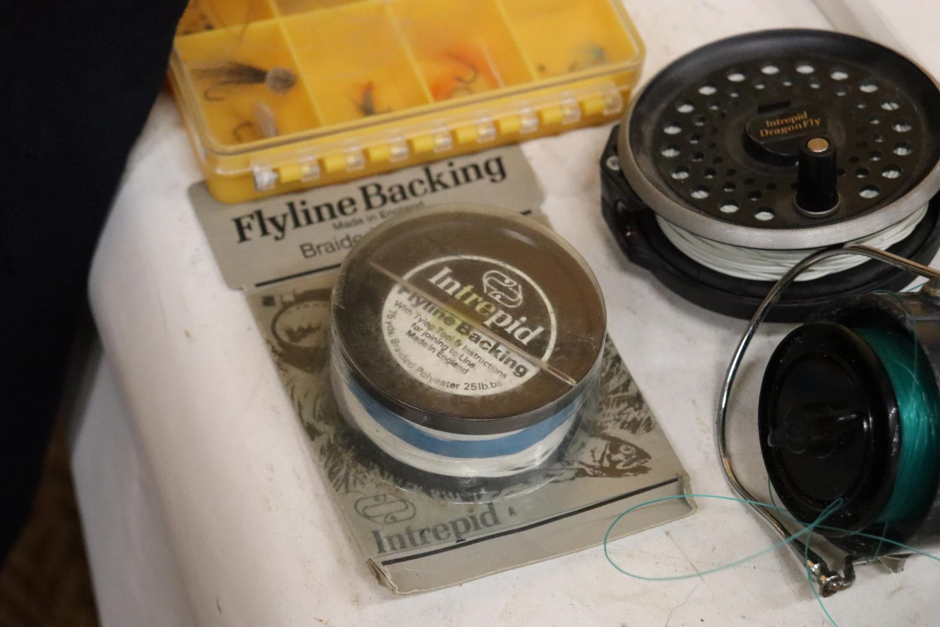 A QUANTITY OF FISHING ITEMS TO INCLUDE A FLY TYING KIT, ASSORTED FISHING TACKLE, SMALL BOX OF FLIES, - Image 5 of 11