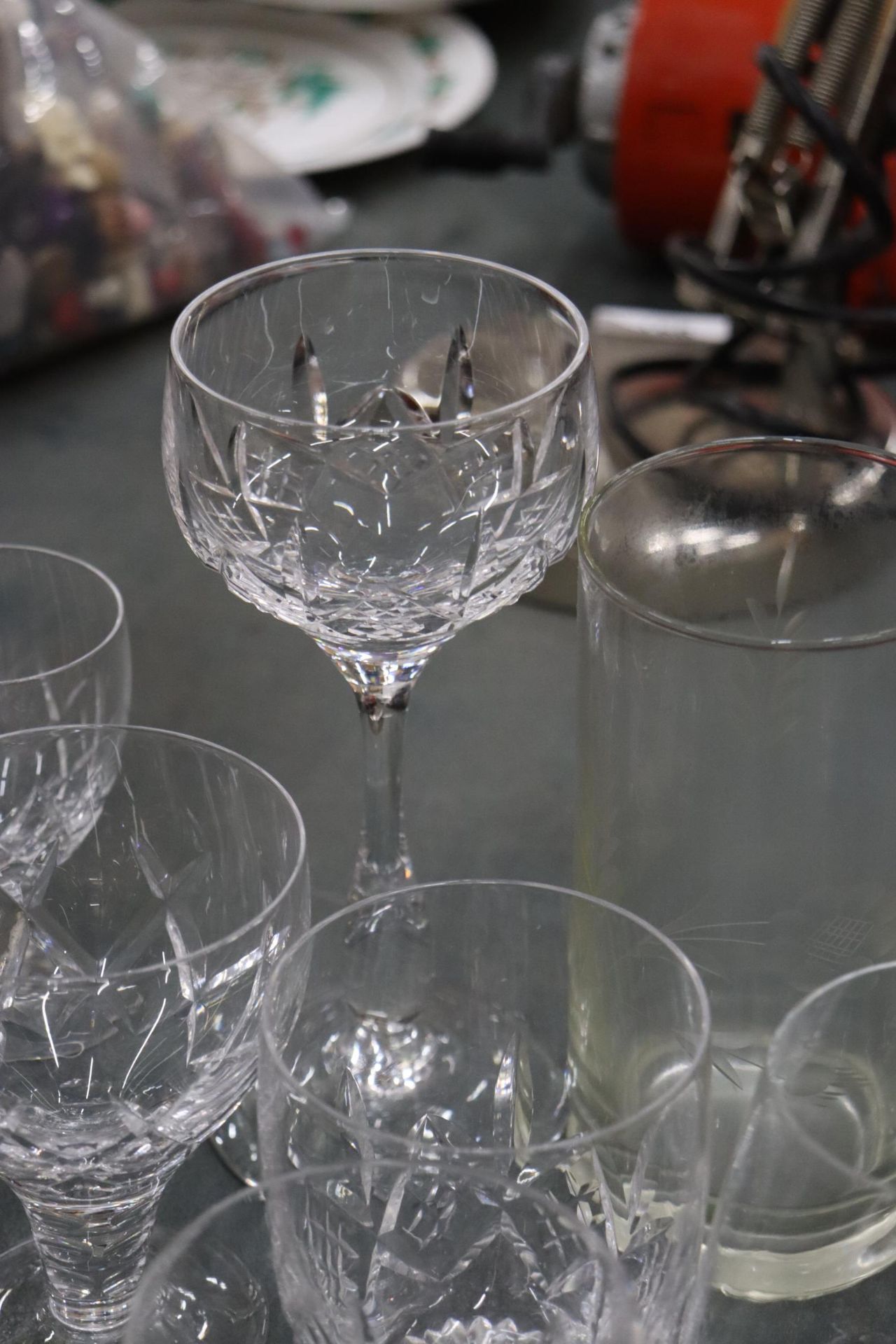 A LARGE QUANTITY OF GLASSES TO INCLUDE SHERRY, LIQUER, TUMBLERS, ETC - Image 6 of 9