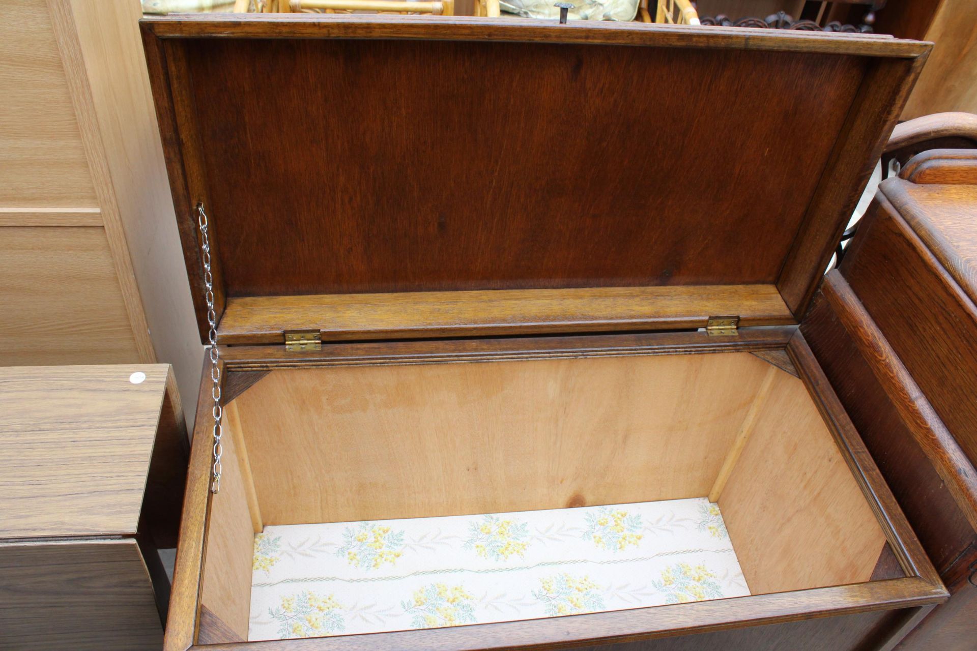 A MID 20TH CENTURY OAK BLANKET CHEST 36" WIDE - Bild 2 aus 2