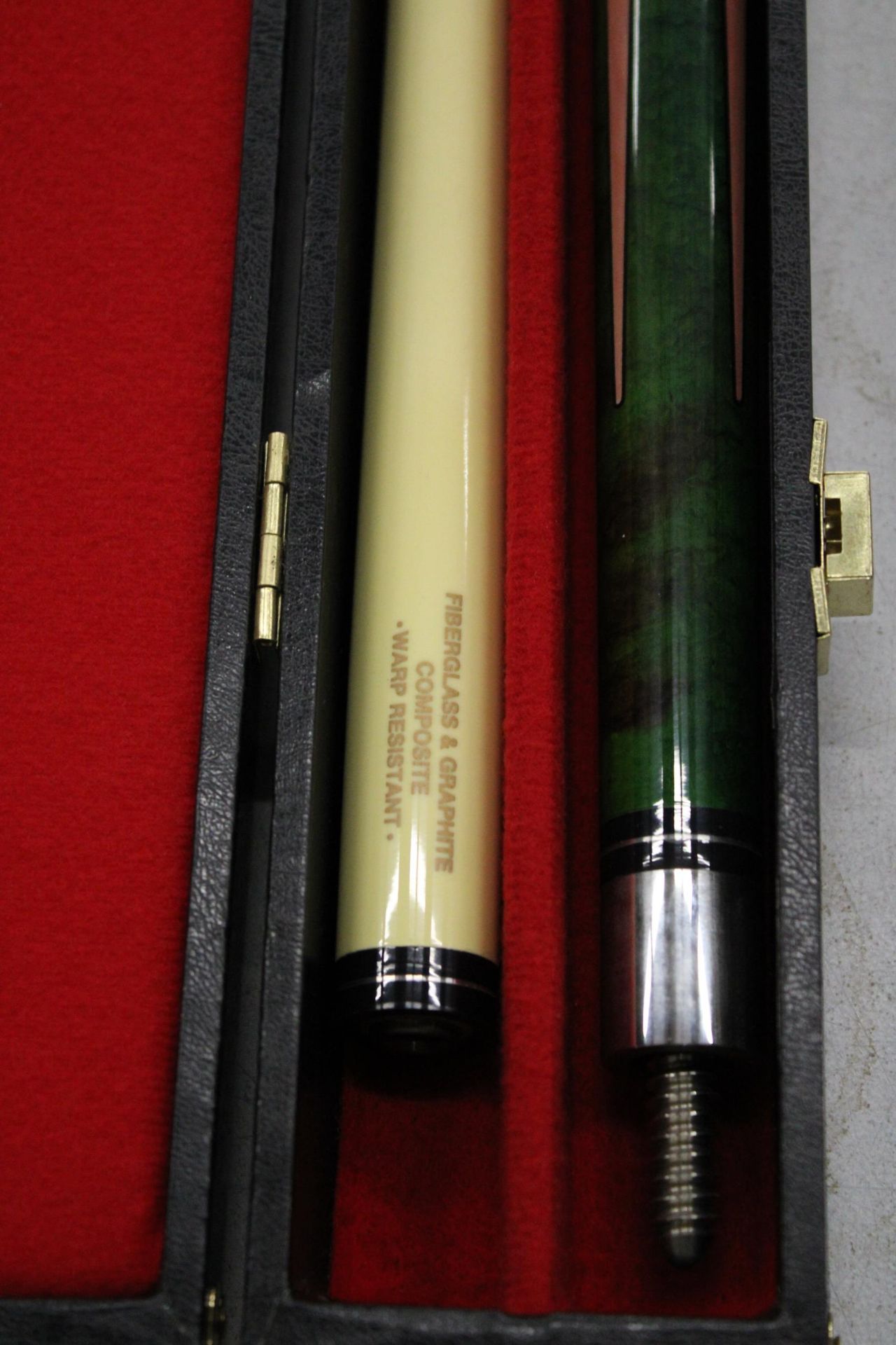 A DECORATIVE POOL CUE IN A HARD CASE - Image 3 of 5