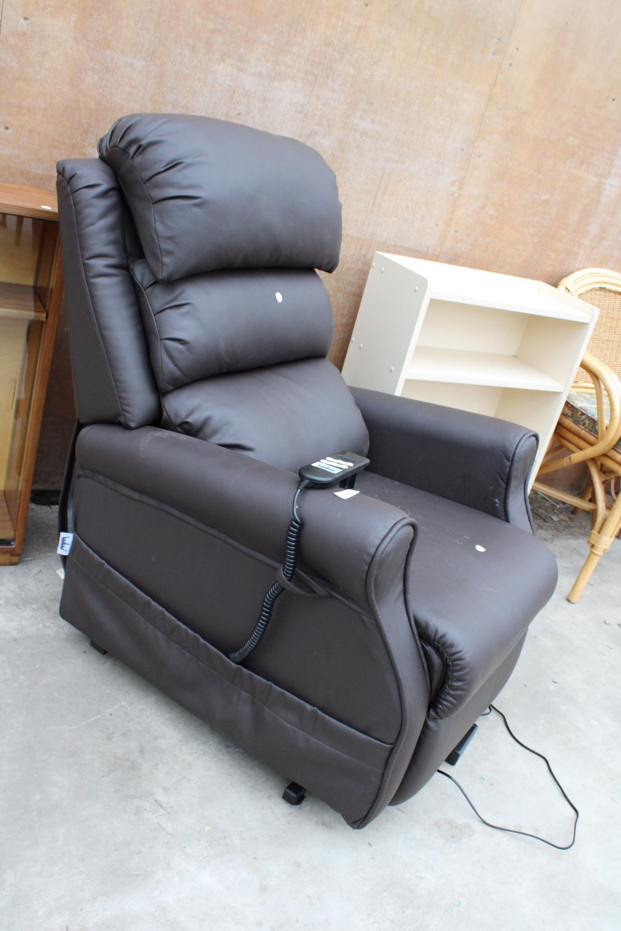 A FAUX LEATHER ELECTRIC RECLINER - Image 2 of 3