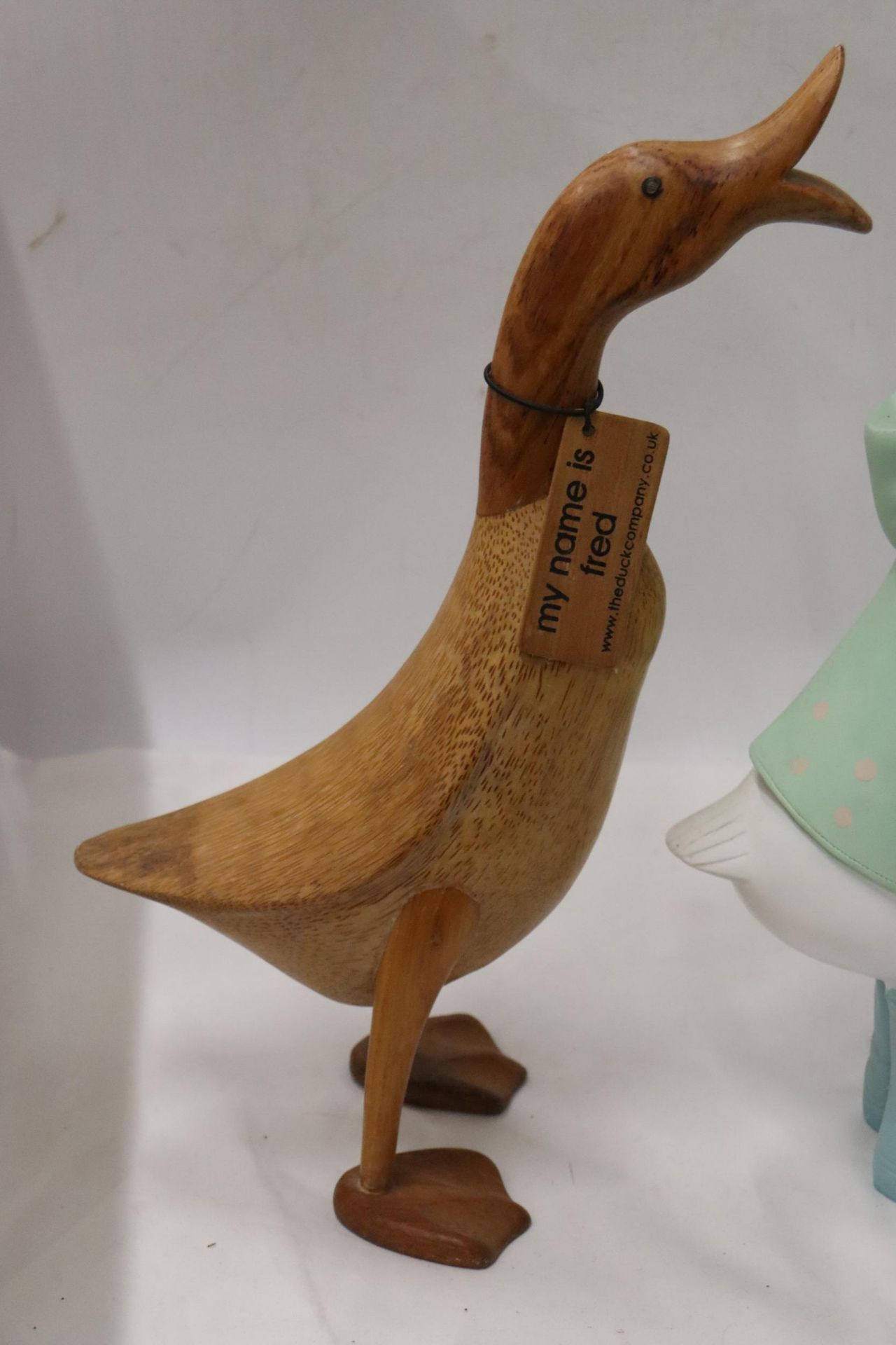 A WOODEN DUCK FROM 'THE DUCK COMPANY' CALLED FRED PLUS A PAINTED DUCK, HEIGHTS 42CM - Image 3 of 7