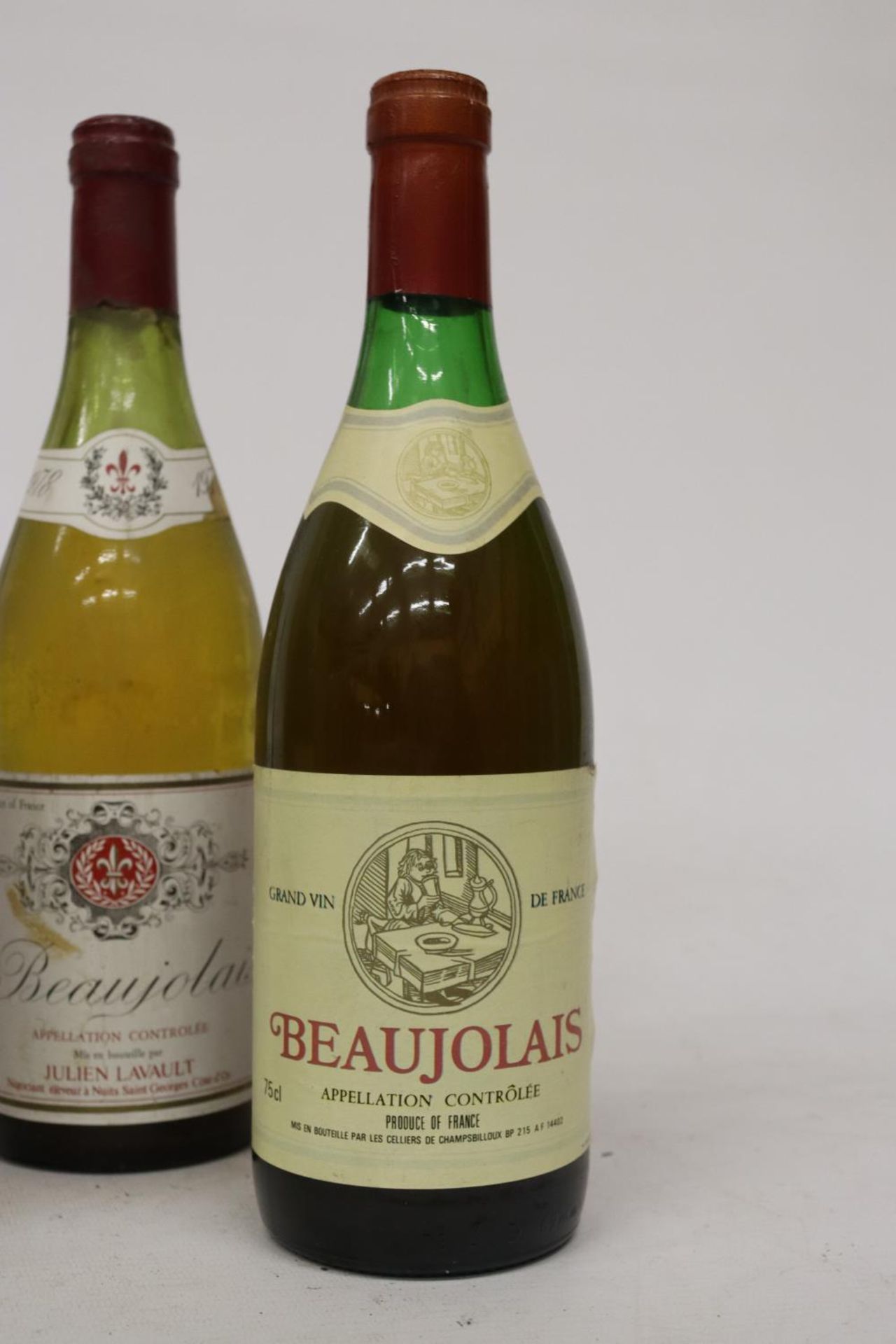 A VINTAGE BOTTLE OF 1978 BEAUJOLAIS WHITE WINE PRODUCT OF FRANCE TOGETHER WITH A WHITE BOTTLE OF - Bild 3 aus 6