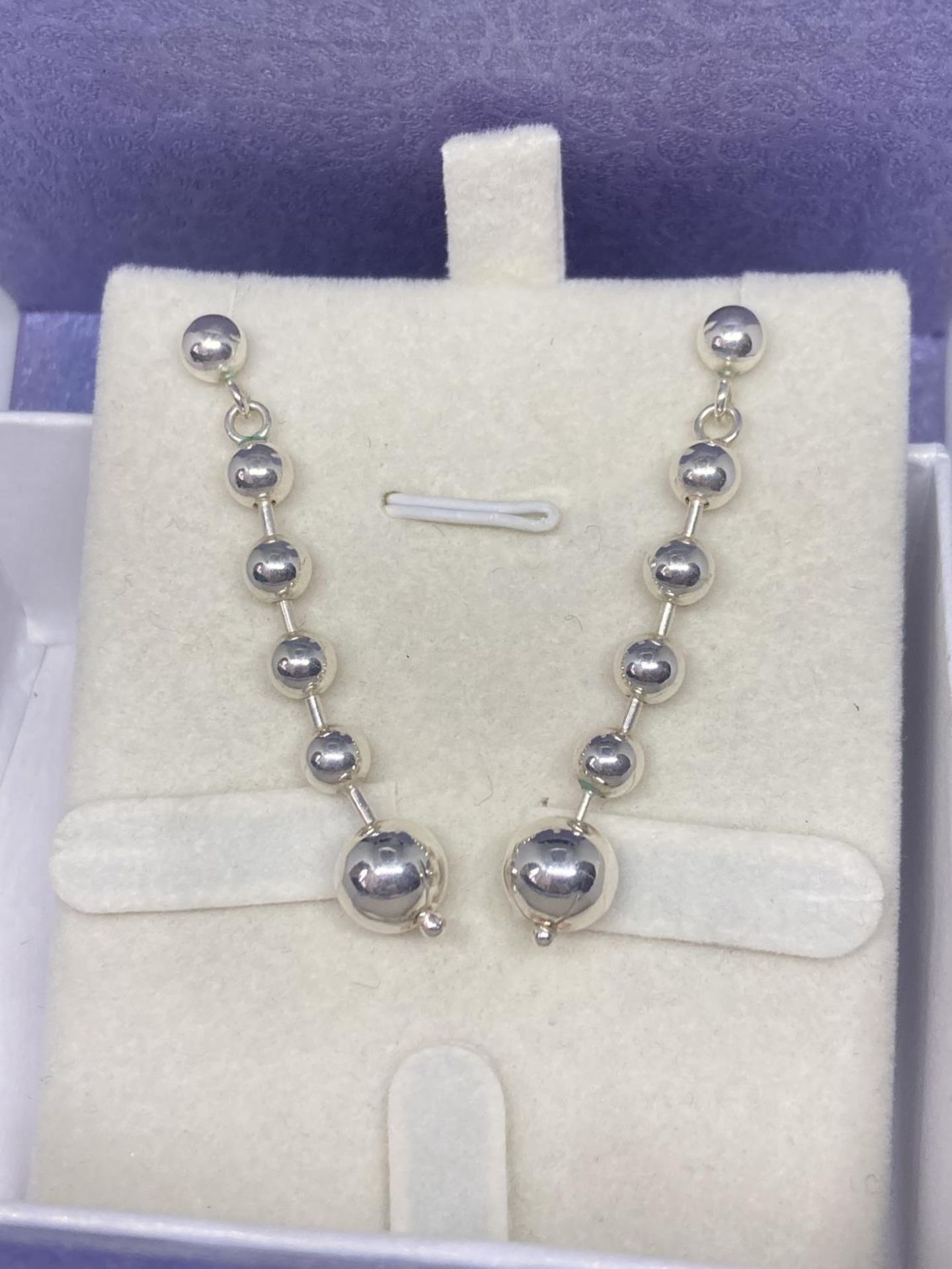 A SILVER NECKLACE AND EARRINGS SET - Image 2 of 4