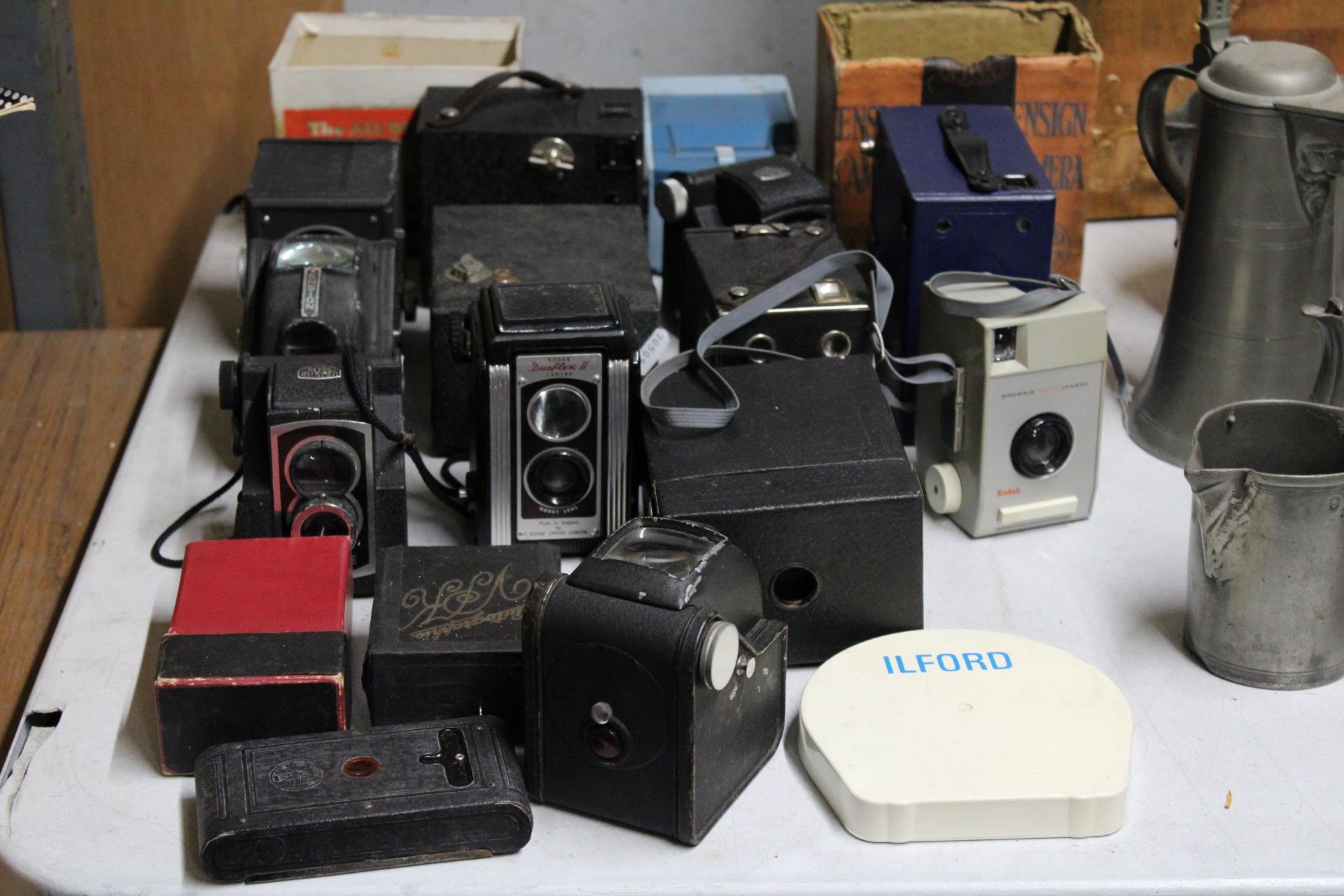 A LARGE COLLECTION OF VINTAGE CAMERAS TO INCLUDE ROSS ENSIGN, KODAK ETC - Image 2 of 3