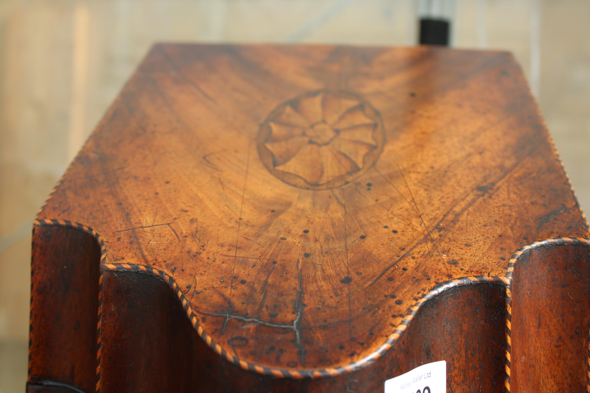 A VINTAGE INLAID MAHOGANY LIDDED BOX - Image 4 of 4