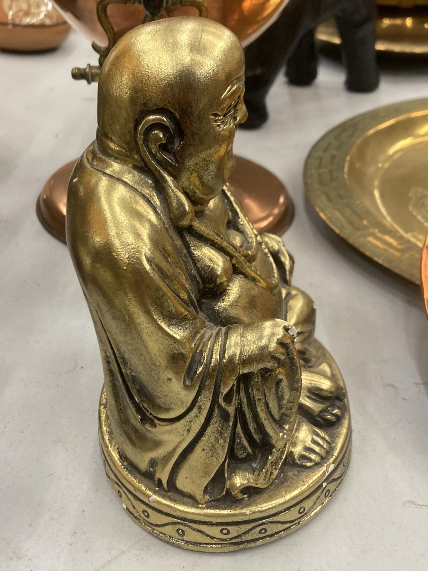 A GILT MODEL OF A BUDDAH, HEIGHT 18CM - Image 2 of 3