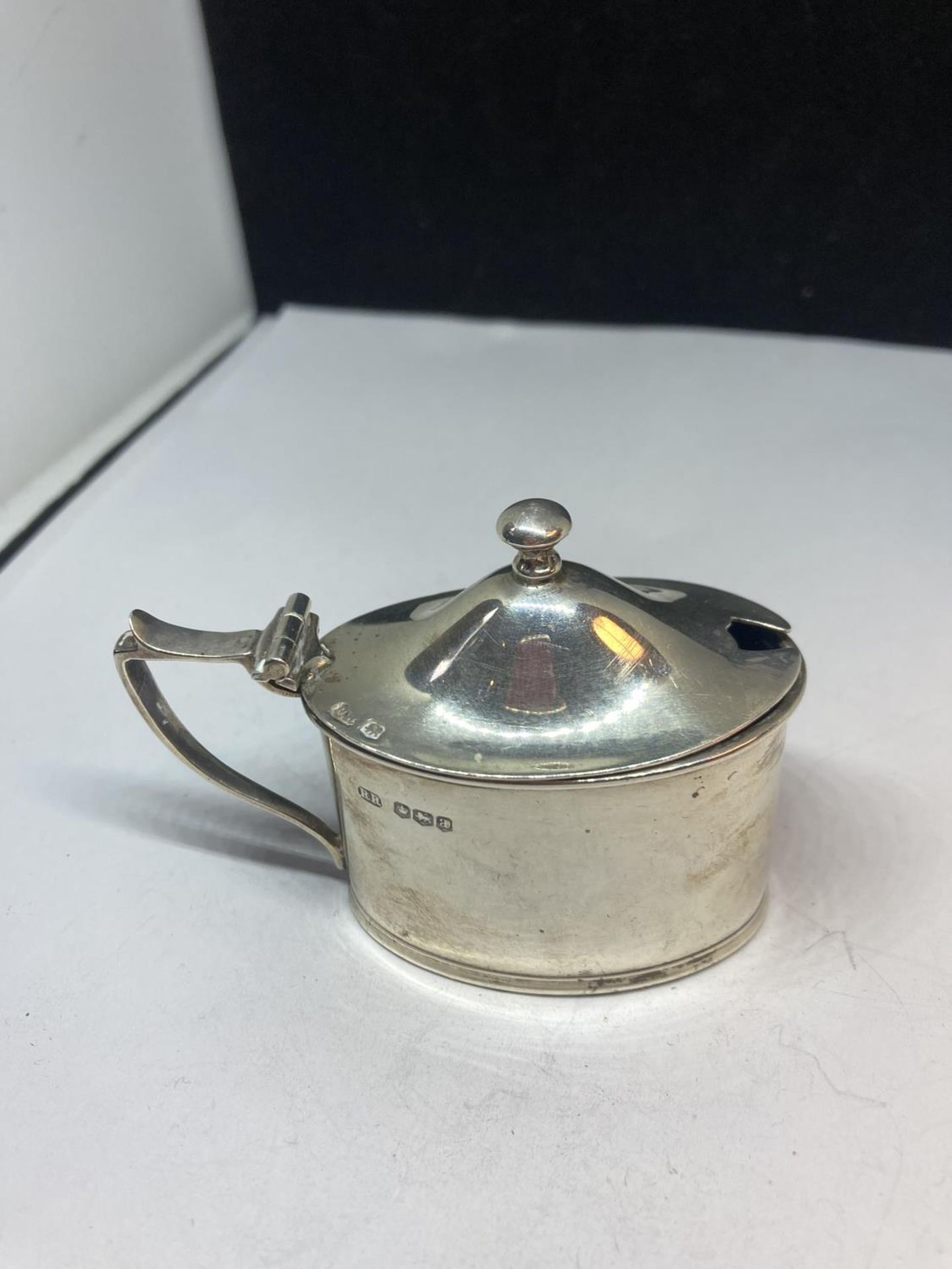 A HALLMARKED SHEFFIELD LIDDED POT WITH BLUE GLASS LINER WEIGHT WITHOUT LINER 43.4 GRAMS