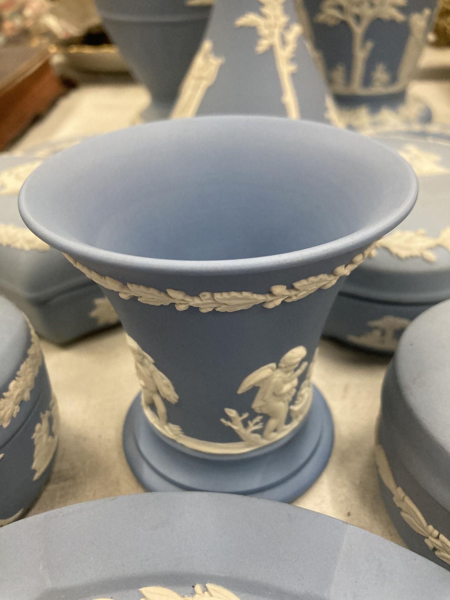 A LARGE QUANTITY OF WEDGWOOD JASPERWARE POWDER BLUE TO INCLUDE TRINKET BOXES, VASES, PIN DISHES, - Image 5 of 6
